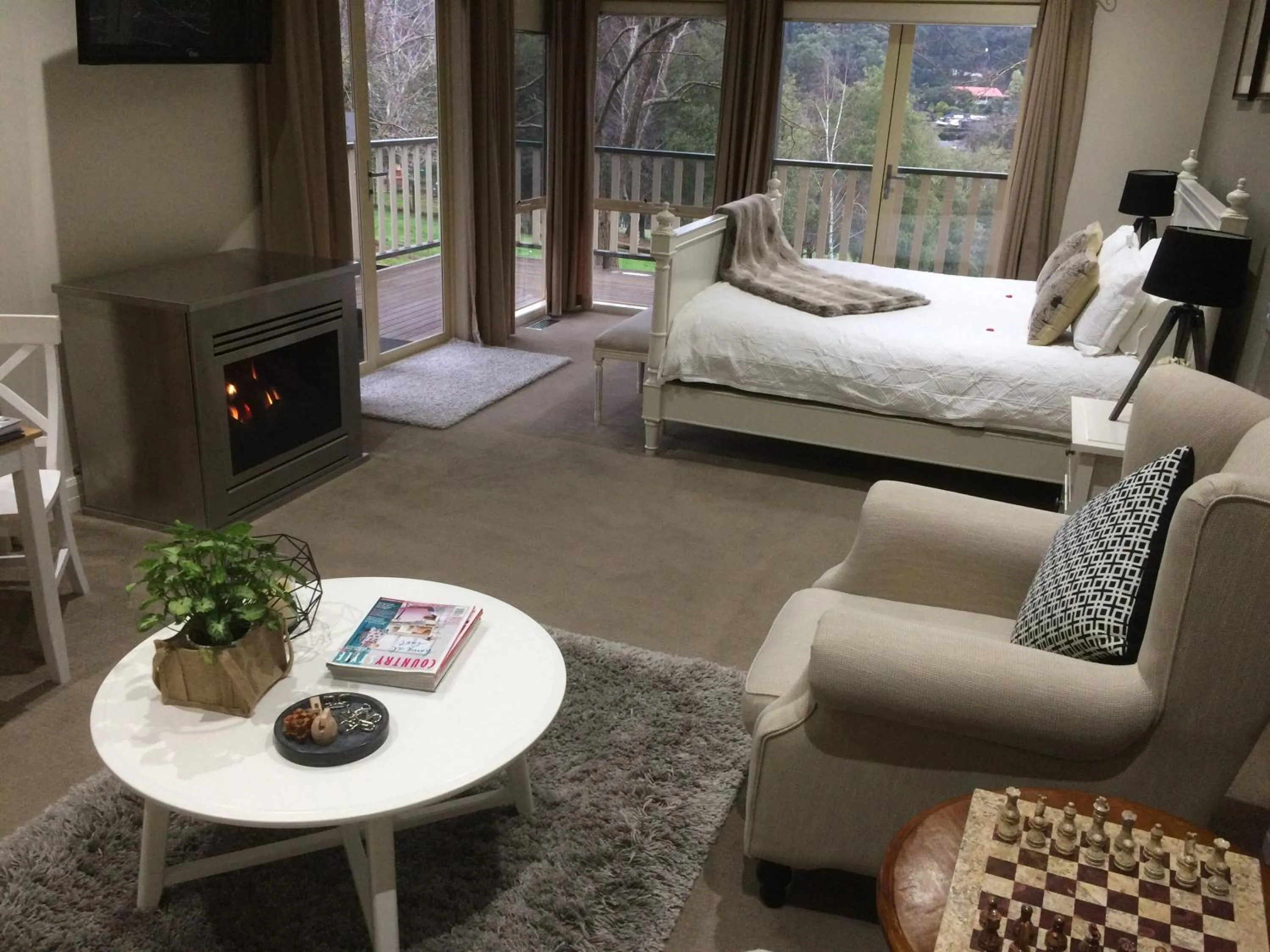 Photo of the whole room in Emerald Ridge