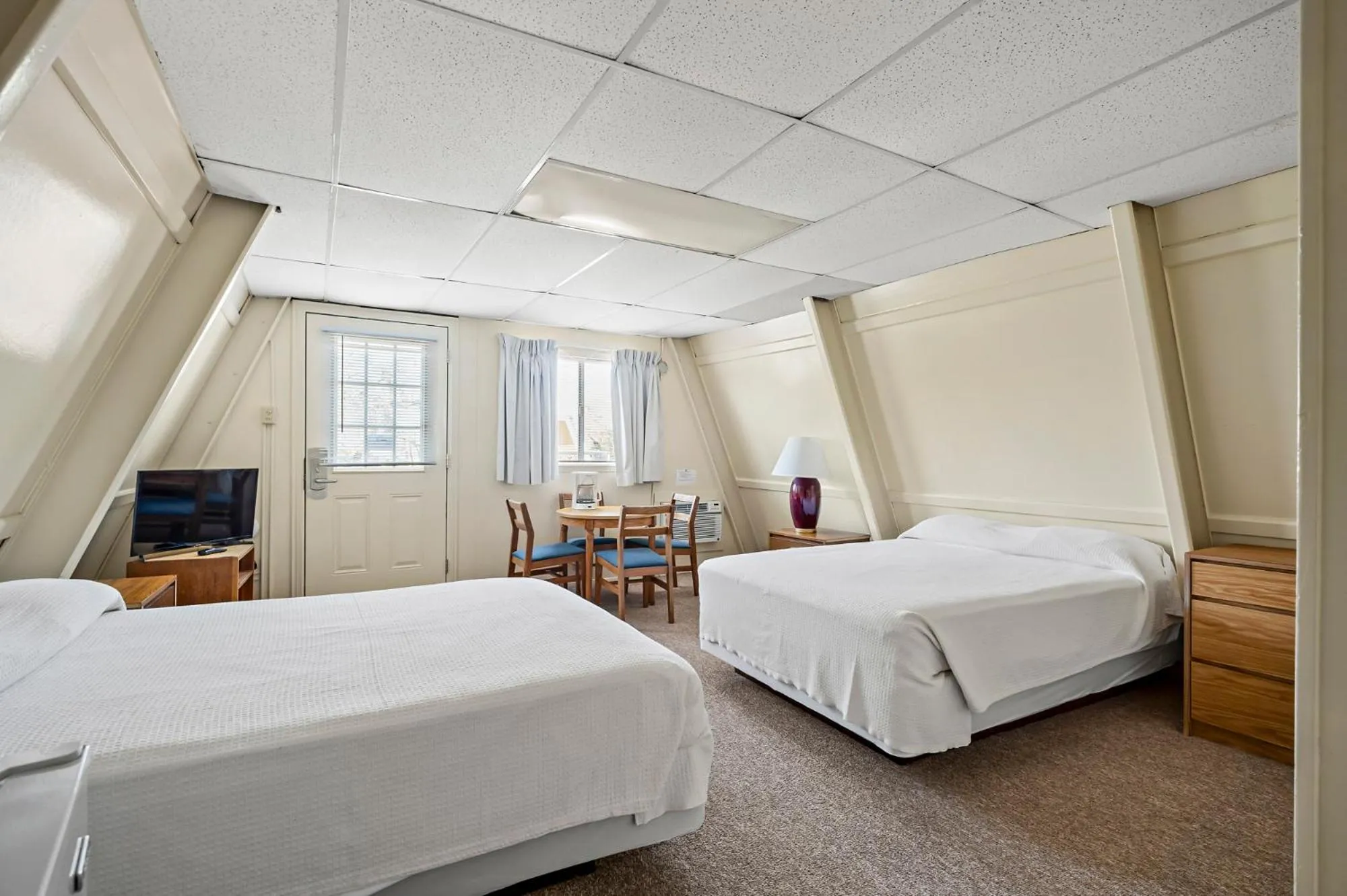 Photo of the whole room, Bed in Heidelberg Lodges