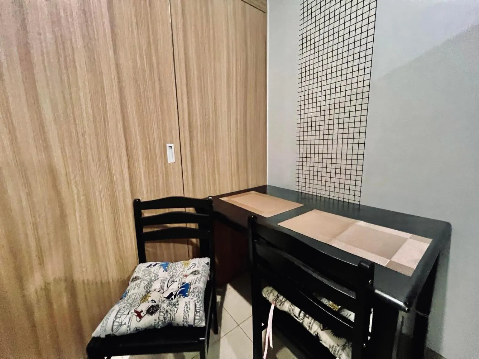 Dining area, Bed in Mall Of Asia - Aseana Prime Accommodations