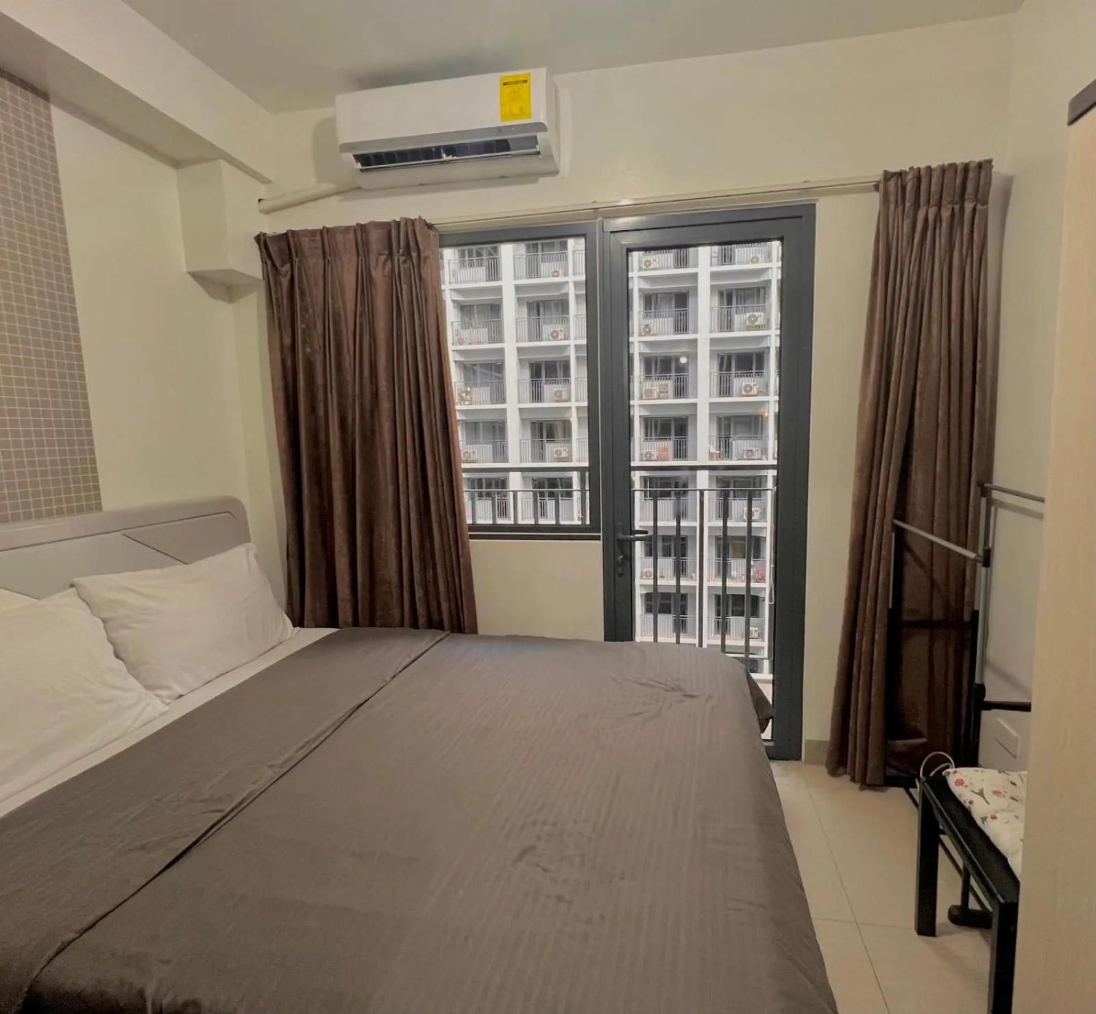 Bedroom, Bed in Mall Of Asia - Aseana Prime Accommodations