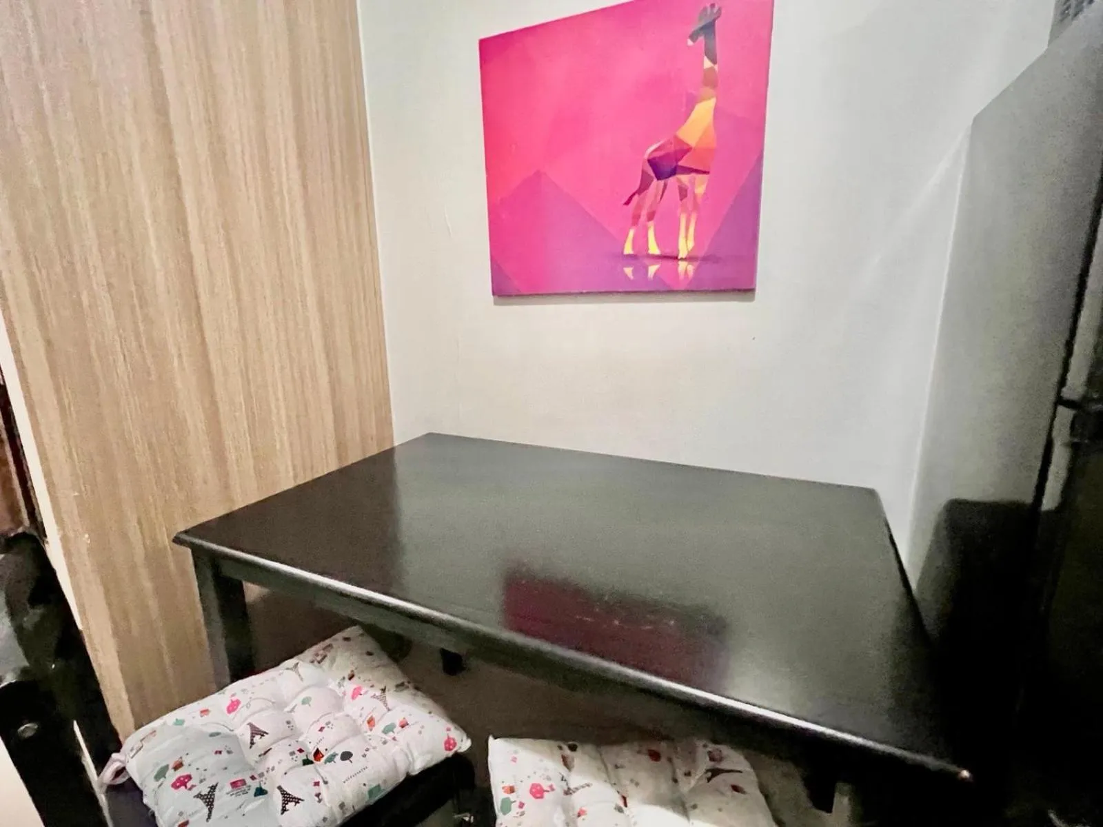 Dining area, Bed in Mall Of Asia - Aseana Prime Accommodations