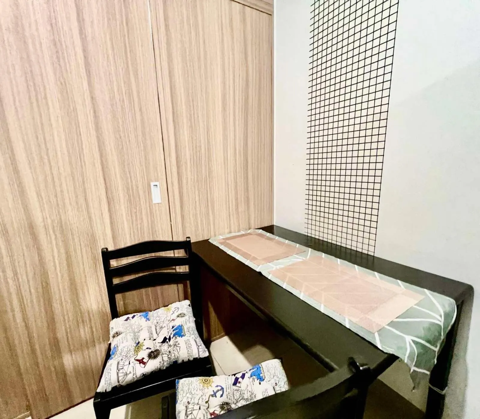 Dining area, Bed in Mall Of Asia - Aseana Prime Accommodations