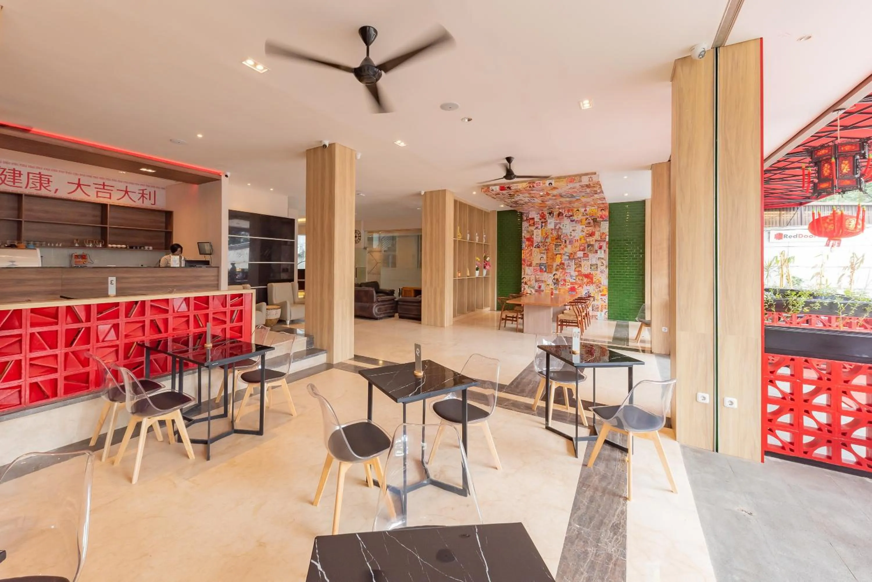 Restaurant/places to eat in RedDoorz Premium near Paris Van Java Mall