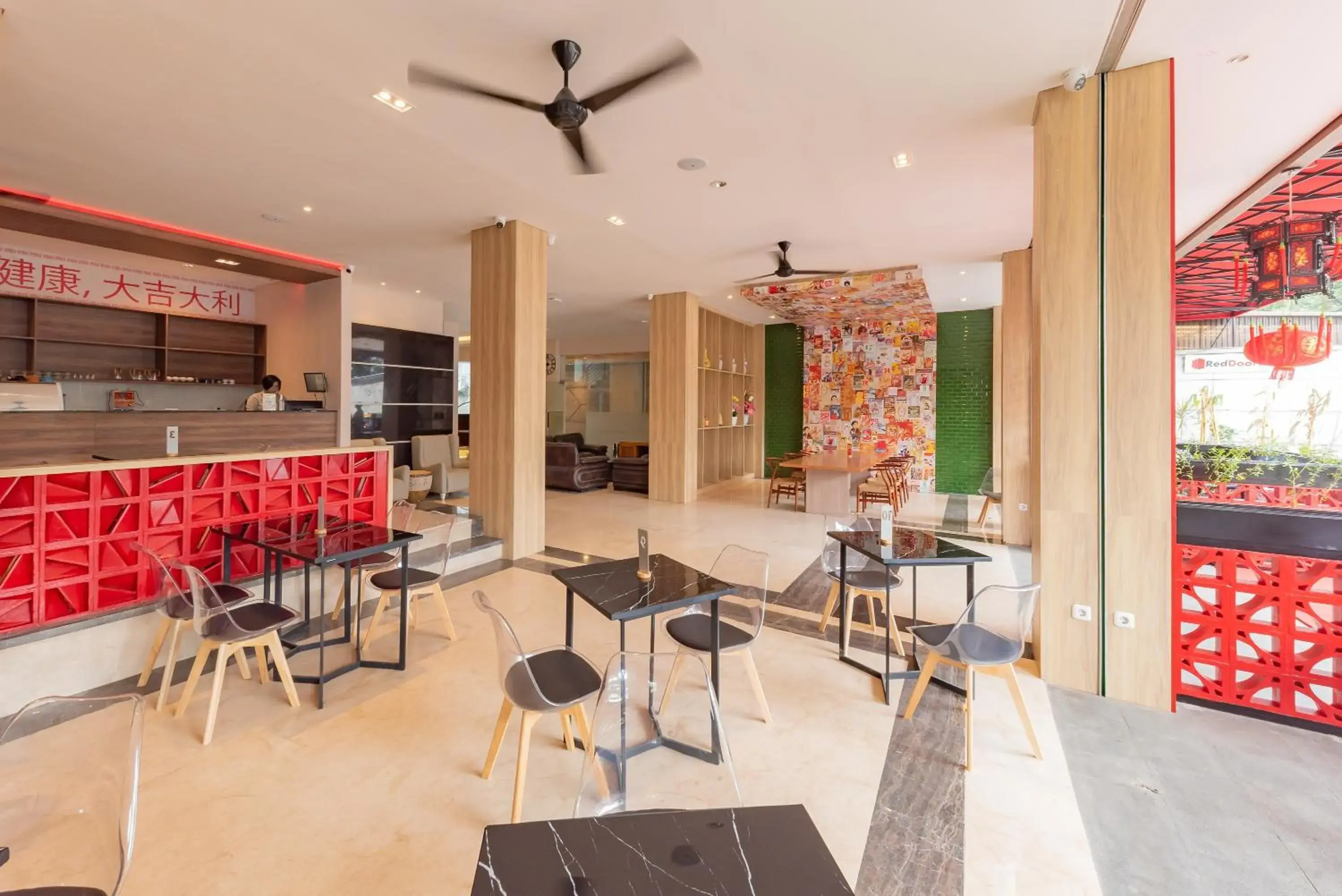 Restaurant/places to eat in RedDoorz Premium near Paris Van Java Mall Restaurant/places to eat in RedDoorz Premium near Paris Van Java Mall