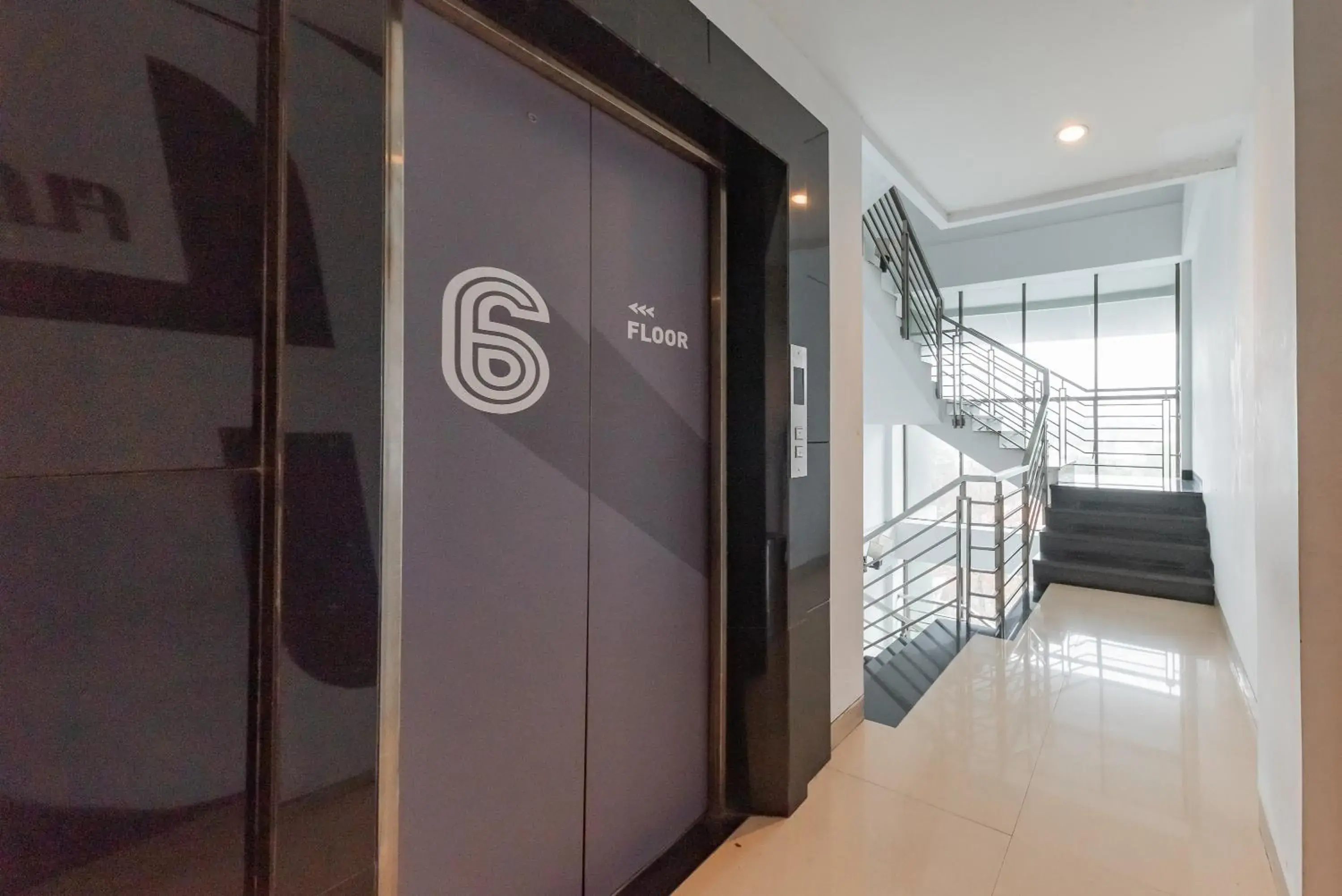 Property building in RedDoorz Premium near Paris Van Java Mall Property building in RedDoorz Premium near Paris Van Java Mall