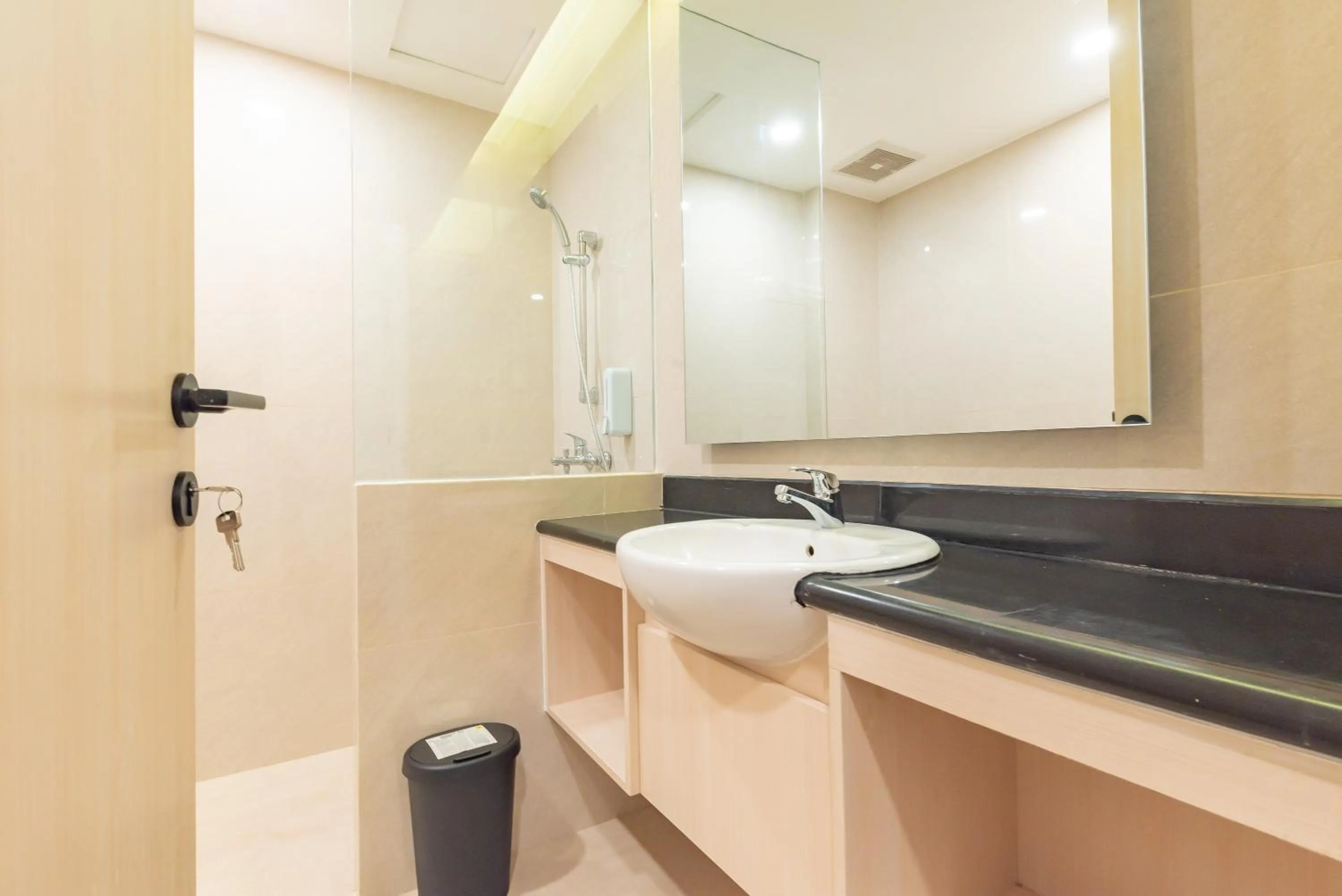 Bathroom in RedDoorz Premium near Paris Van Java Mall