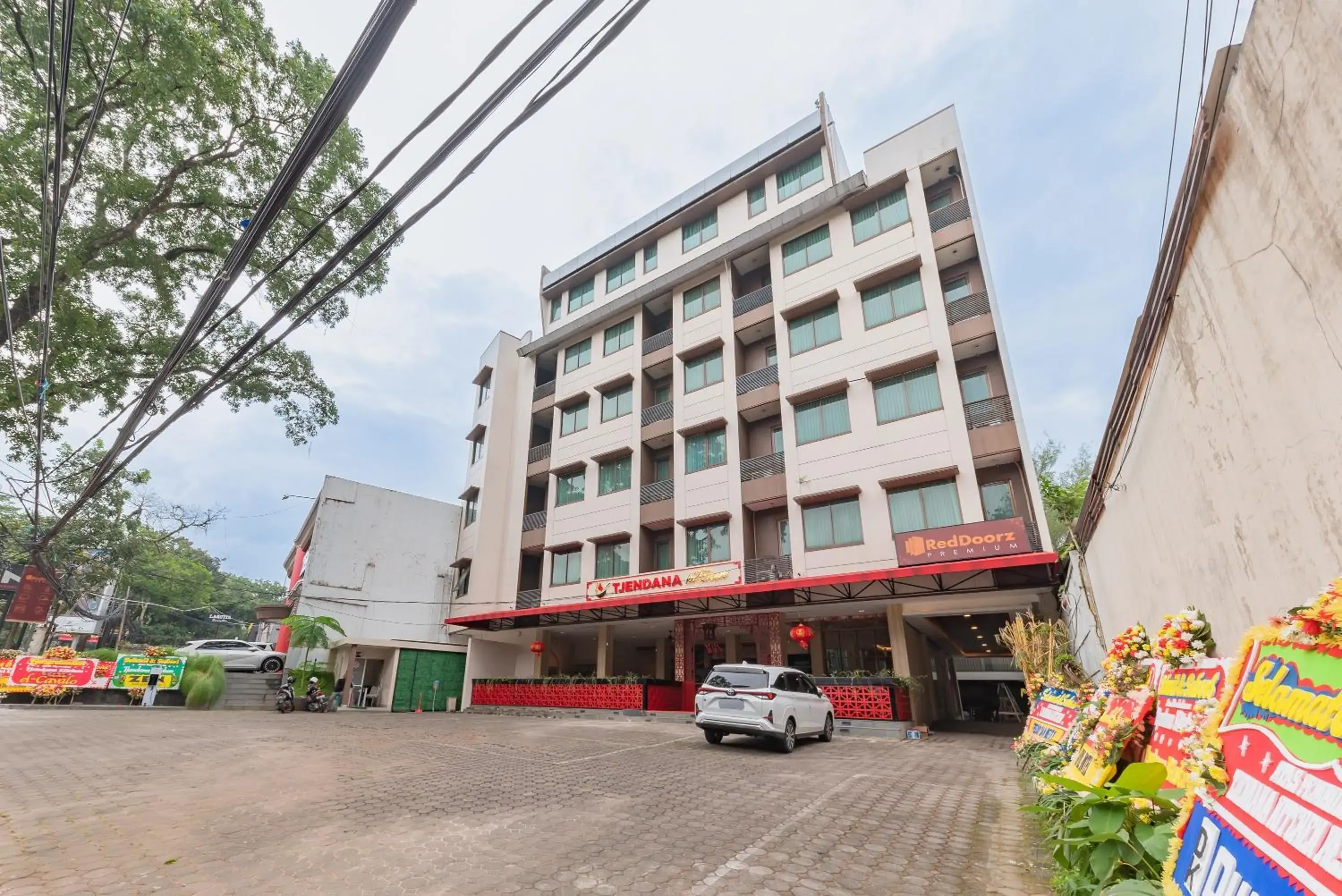 Facade/entrance in RedDoorz Premium near Paris Van Java Mall Facade/entrance in RedDoorz Premium near Paris Van Java Mall