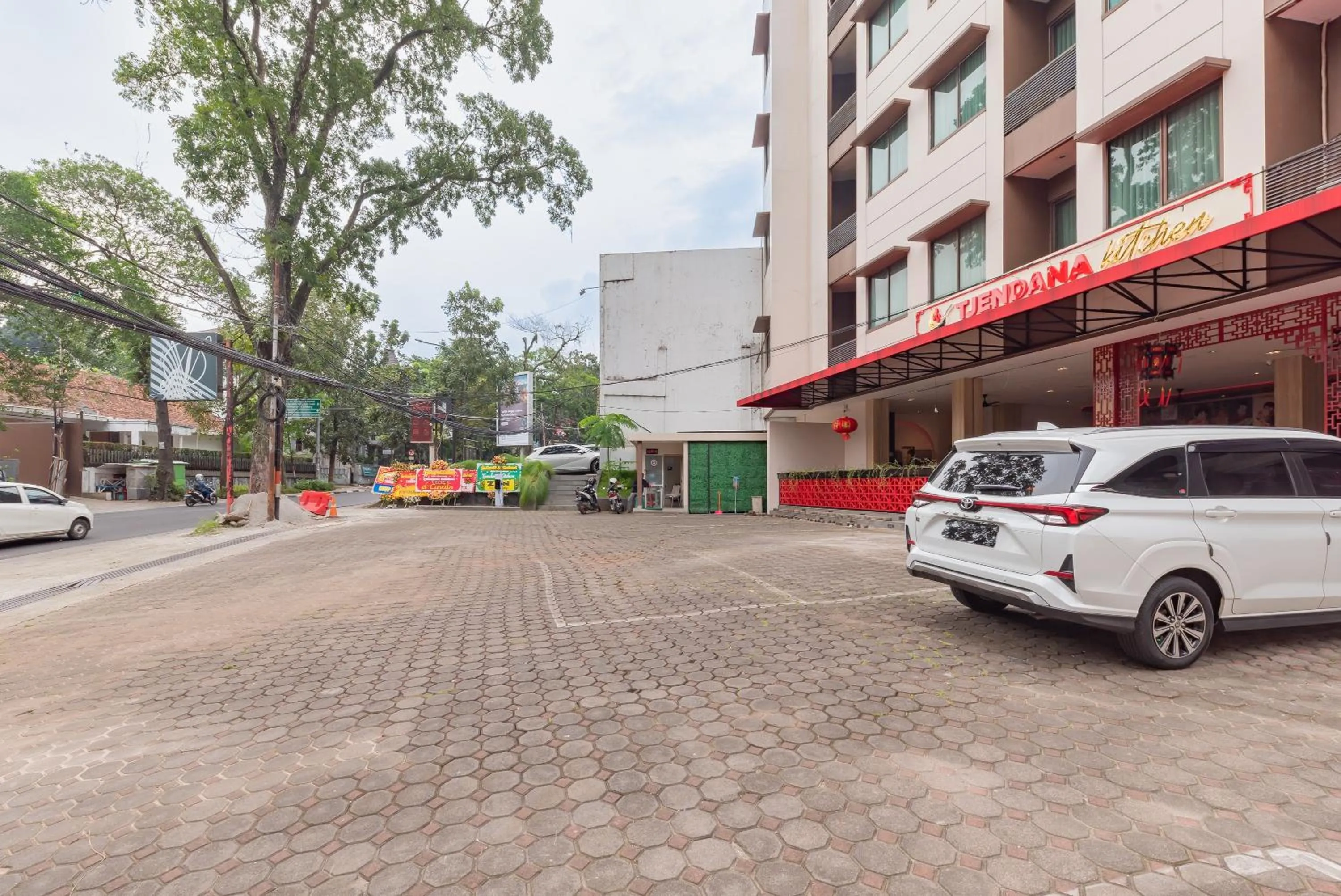 Parking in RedDoorz Premium near Paris Van Java Mall