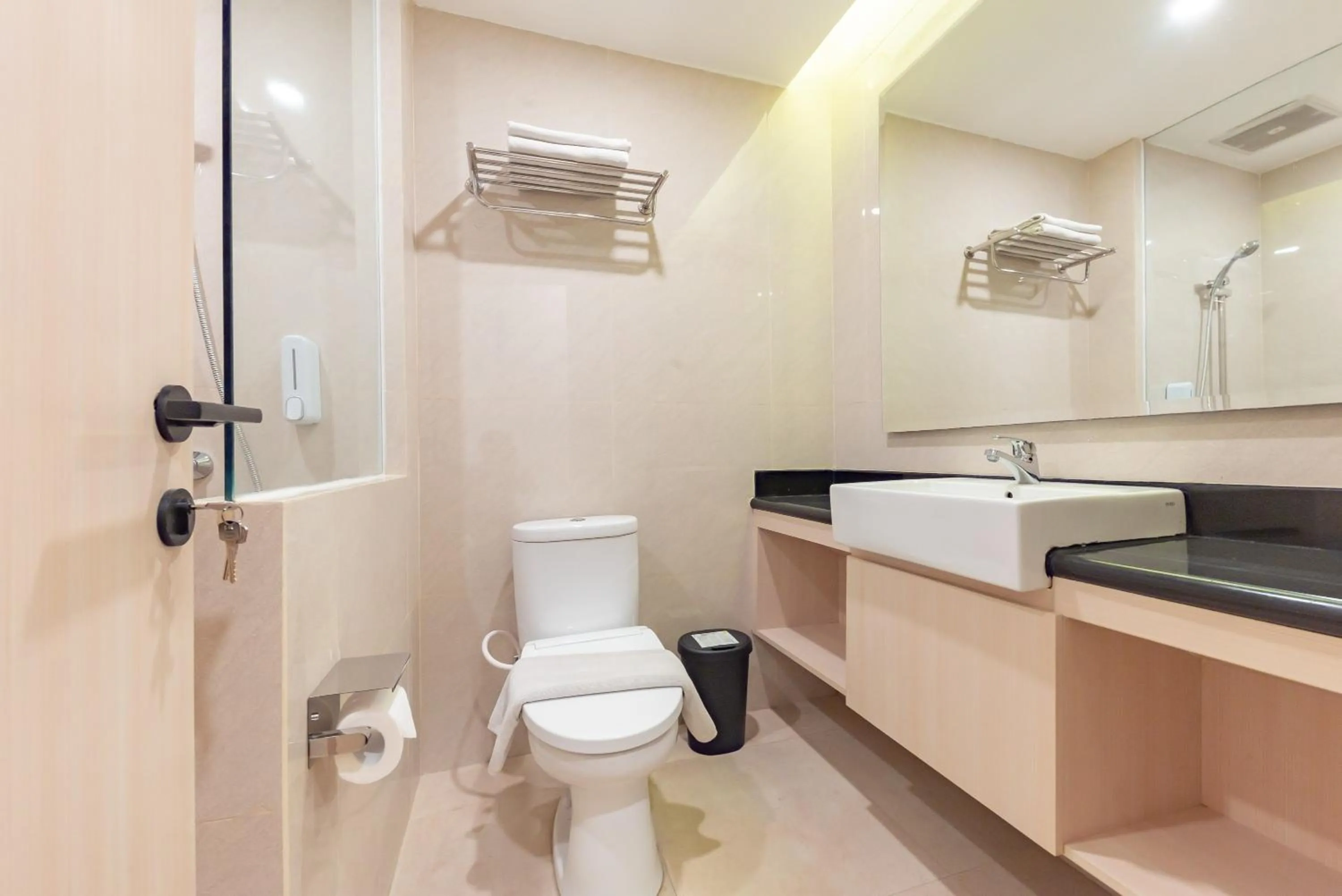 Bathroom in RedDoorz Premium near Paris Van Java Mall