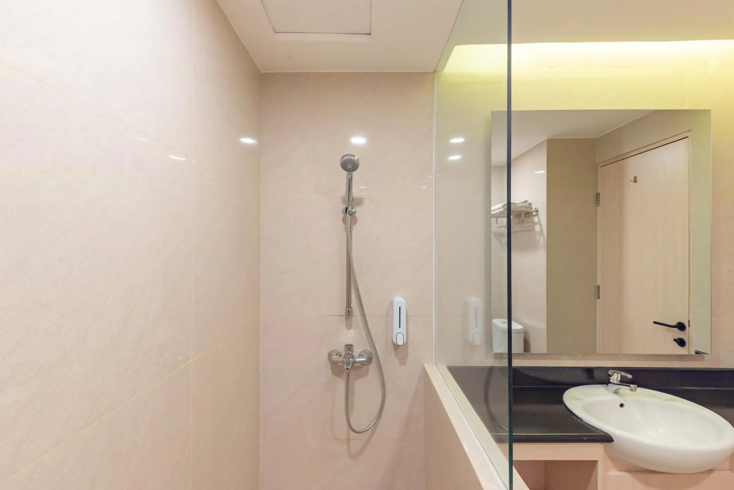 Bathroom in RedDoorz Premium near Paris Van Java Mall