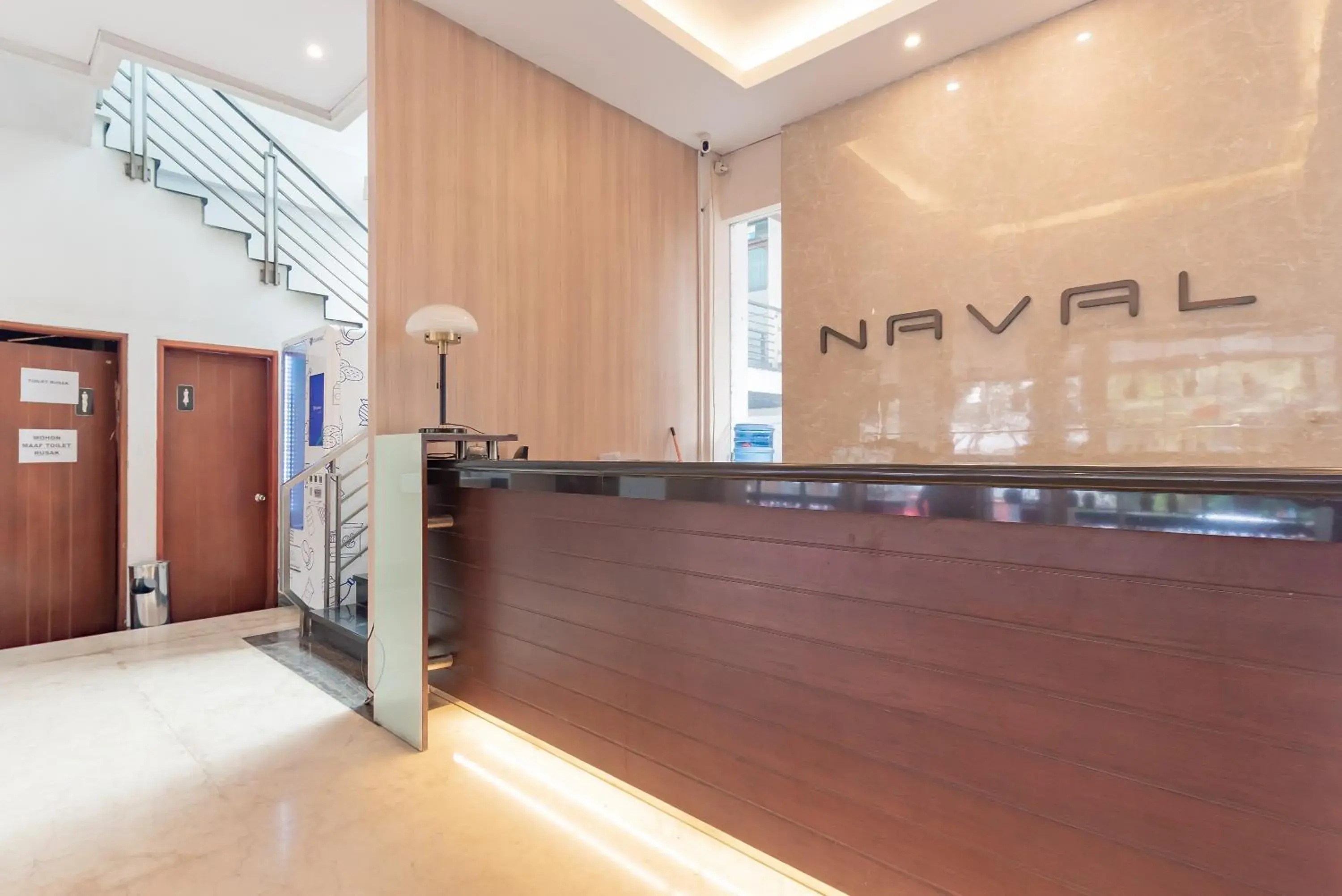 Lobby or reception in RedDoorz Premium near Paris Van Java Mall Lobby or reception in RedDoorz Premium near Paris Van Java Mall