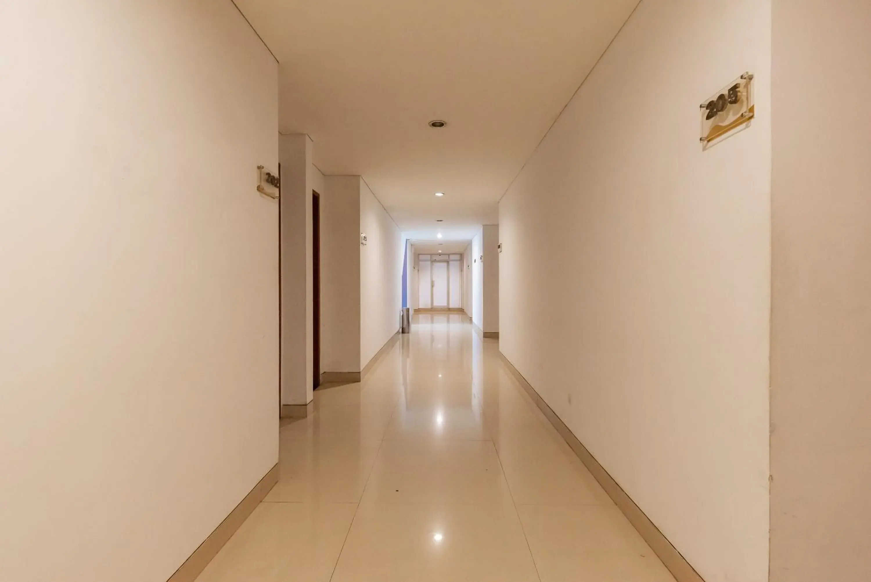 Property building in RedDoorz Premium near Paris Van Java Mall Property building in RedDoorz Premium near Paris Van Java Mall