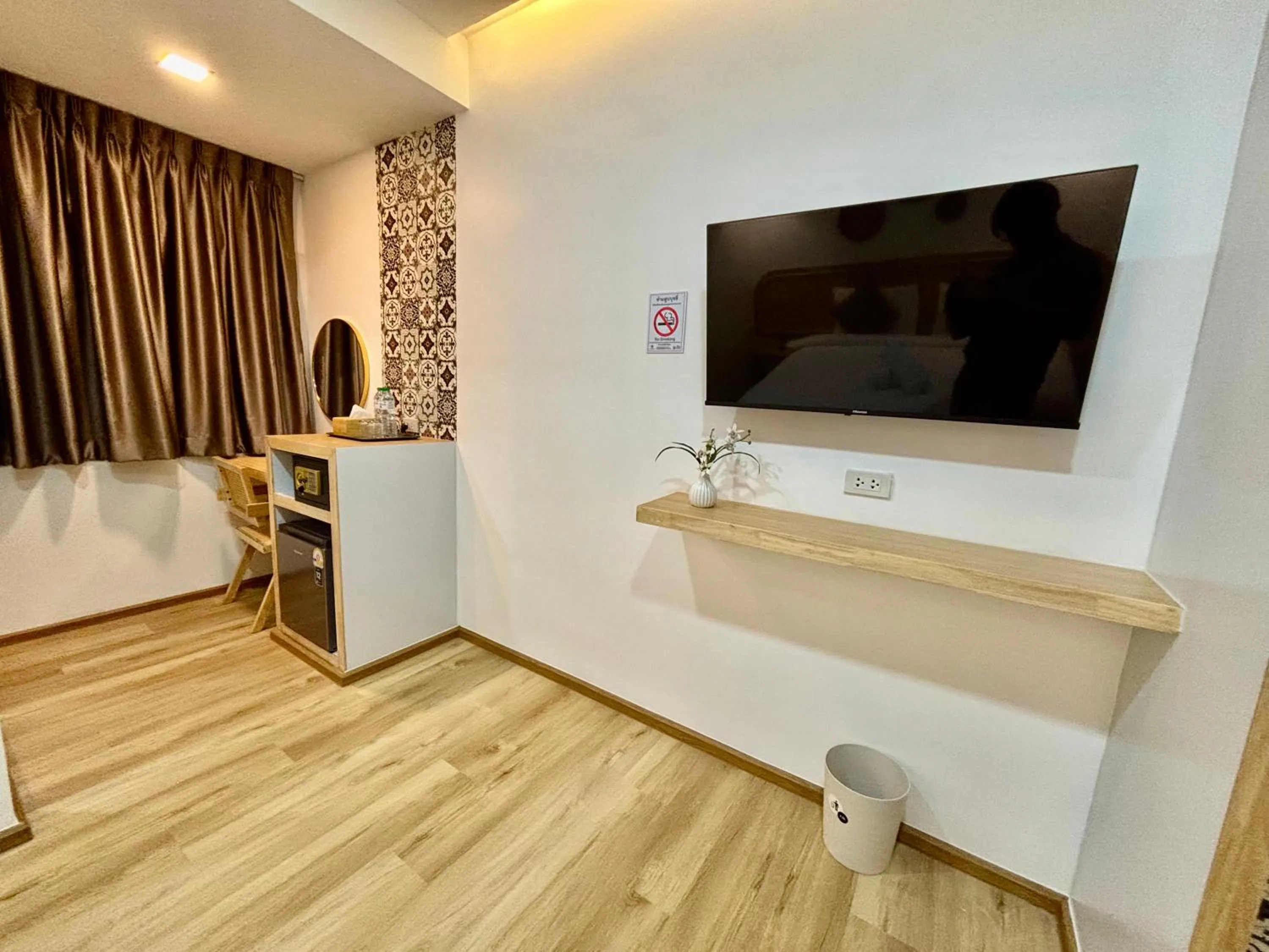 TV and multimedia in Charm Hostel at Pratumnak