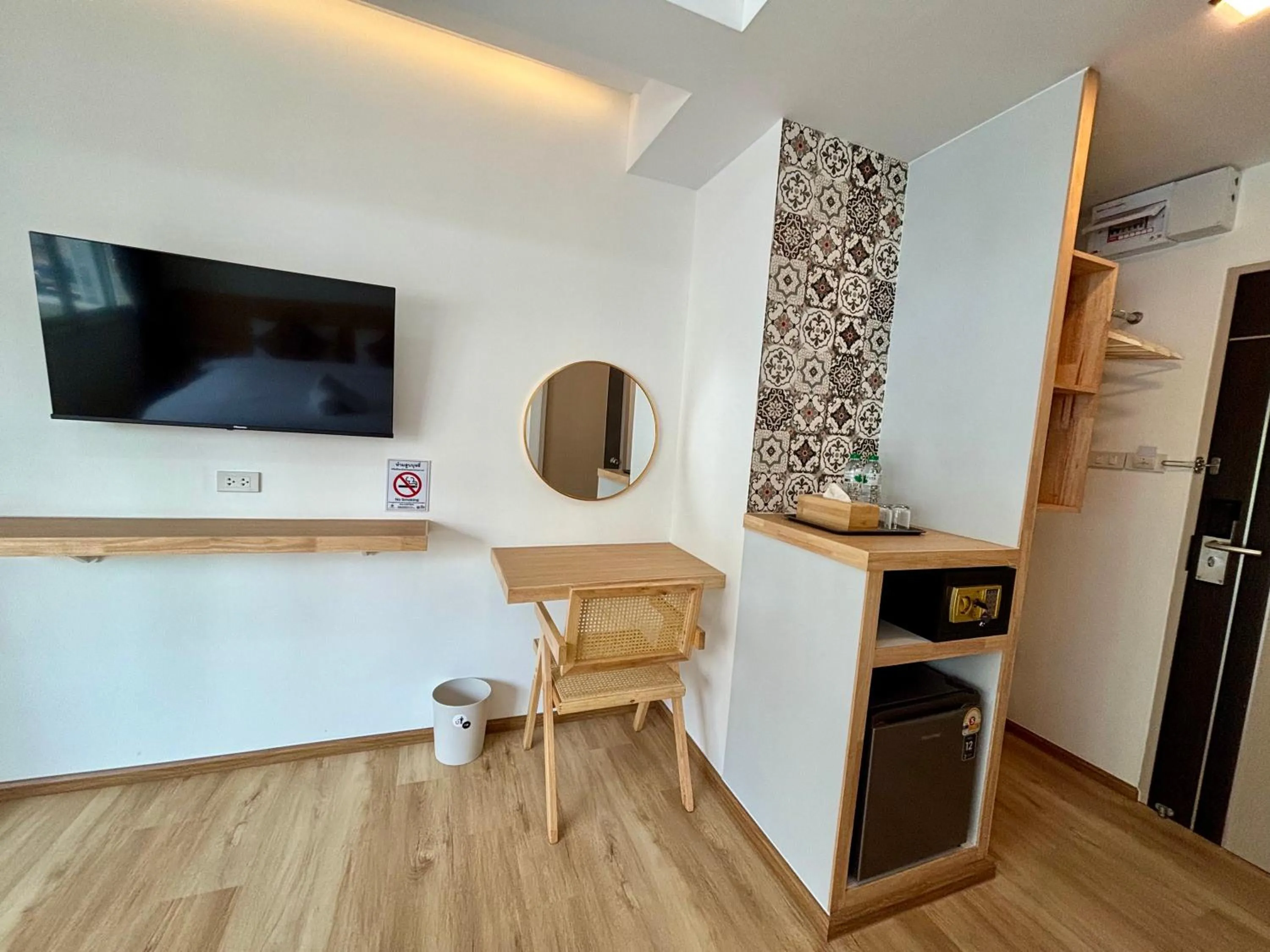 TV and multimedia in Charm Hostel at Pratumnak