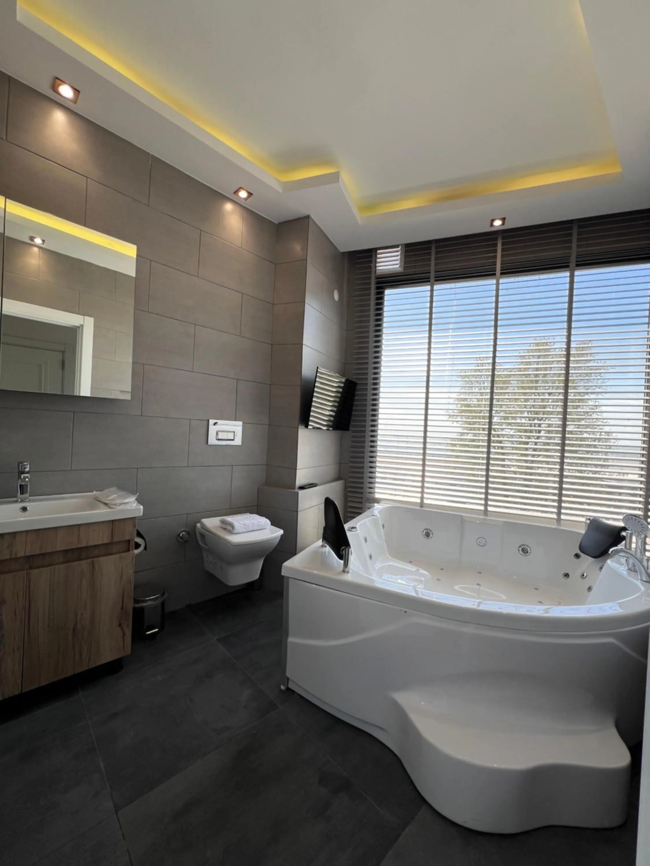 Hot Tub in The Bail Hotel