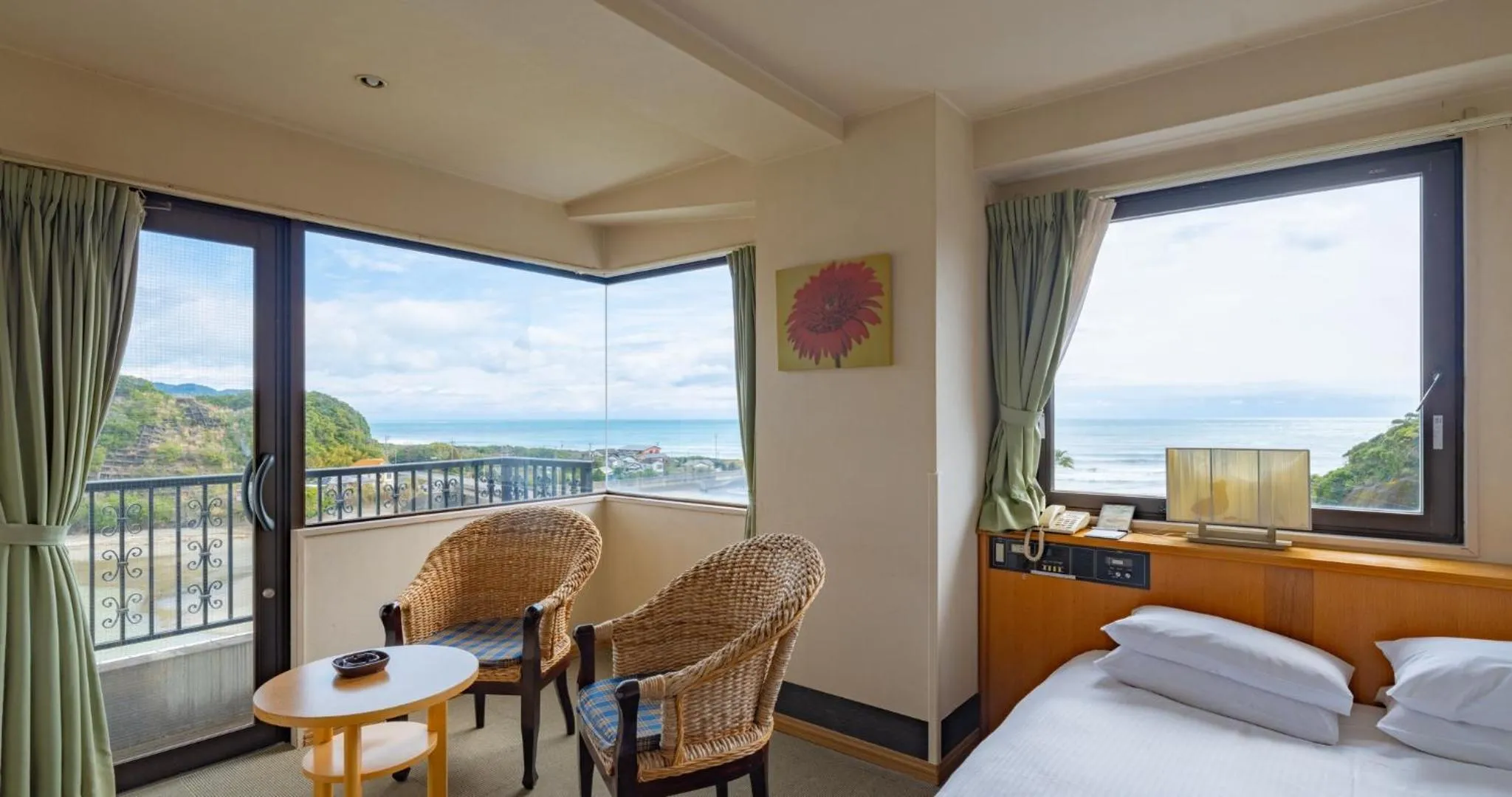 View (from property/room), Bed in Hotel SEASONS NICHINAN