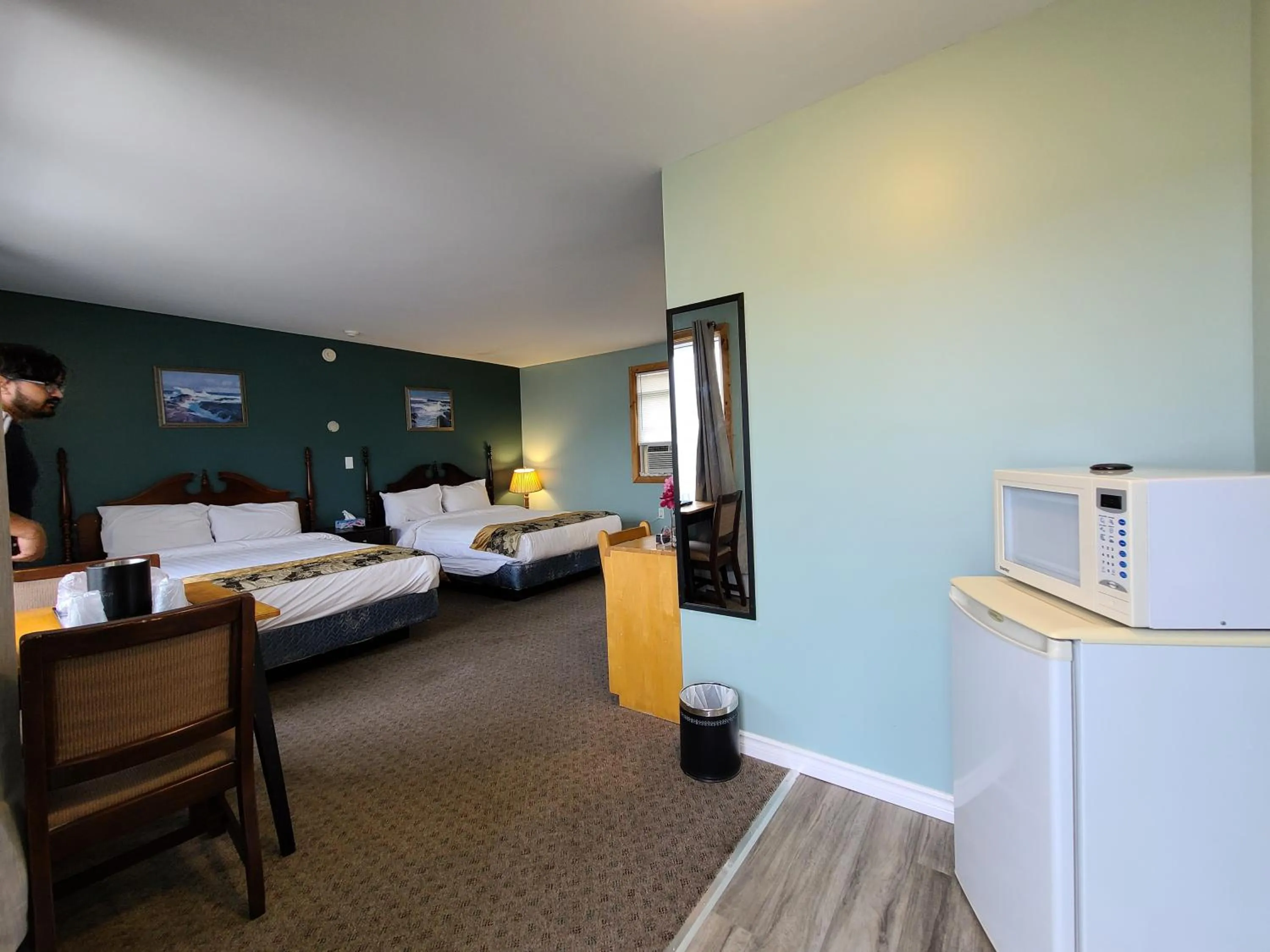 Photo of the whole room, Bed in Highland Motel