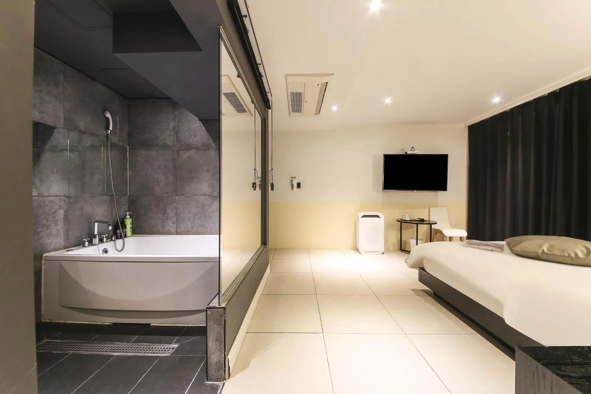 Bathroom, Bed in Hotel Yaja Sasang Terminal