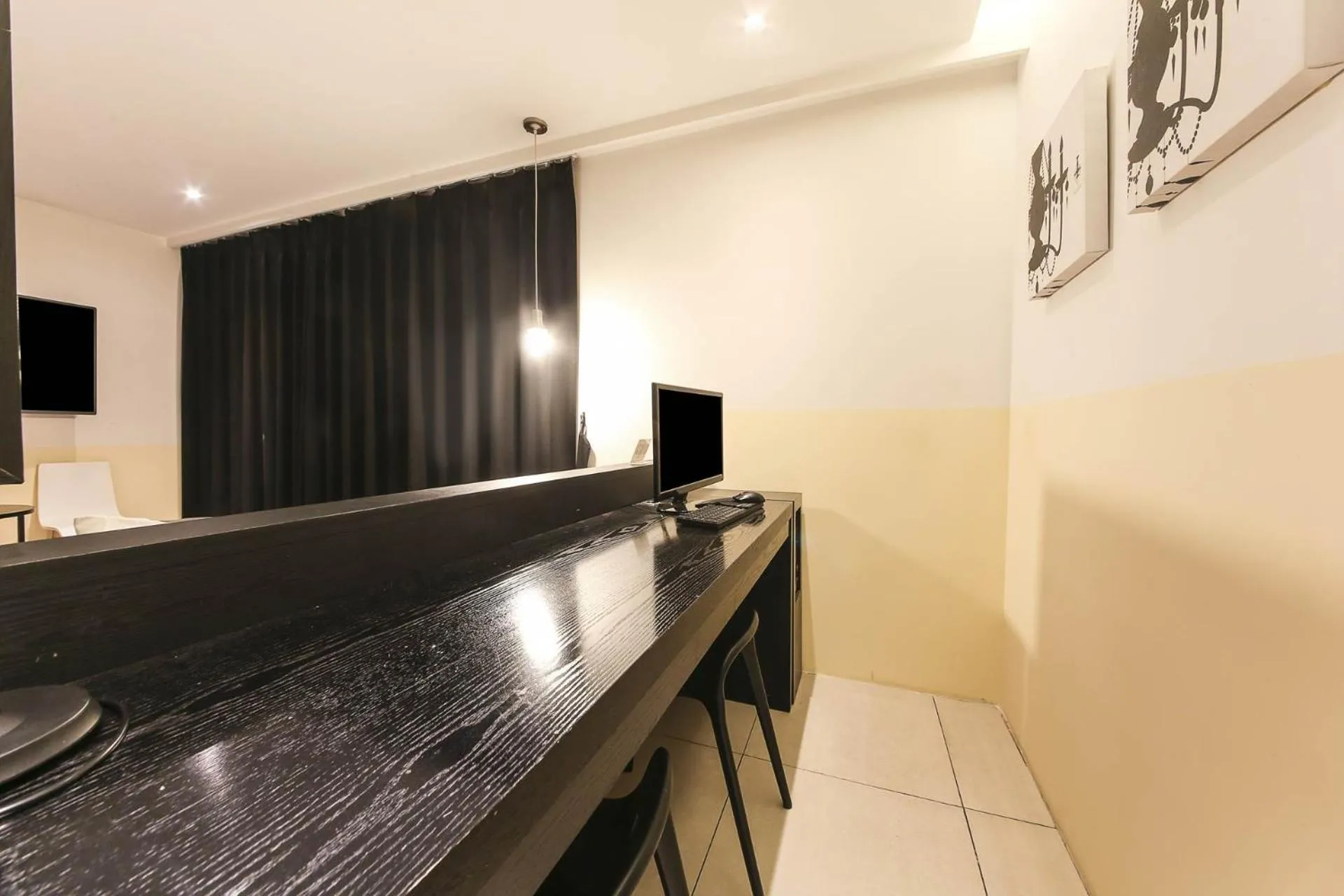 TV and multimedia in Hotel Yaja Sasang Terminal