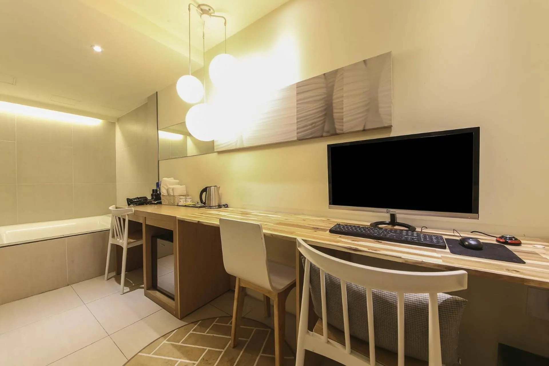 TV and multimedia in Hotel Yaja Sasang Terminal