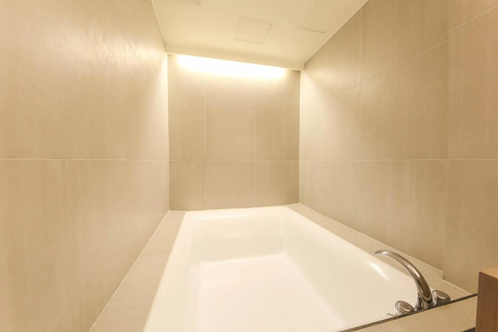 Bath, Bed in Hotel Yaja Sasang Terminal