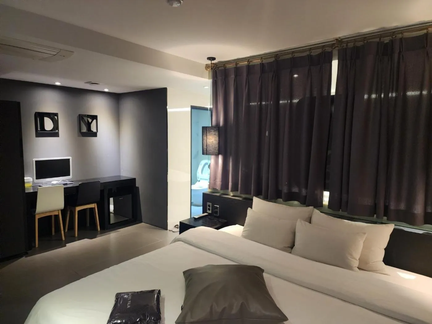 Toilet, Bed in Hotel Yaja Sasang Terminal