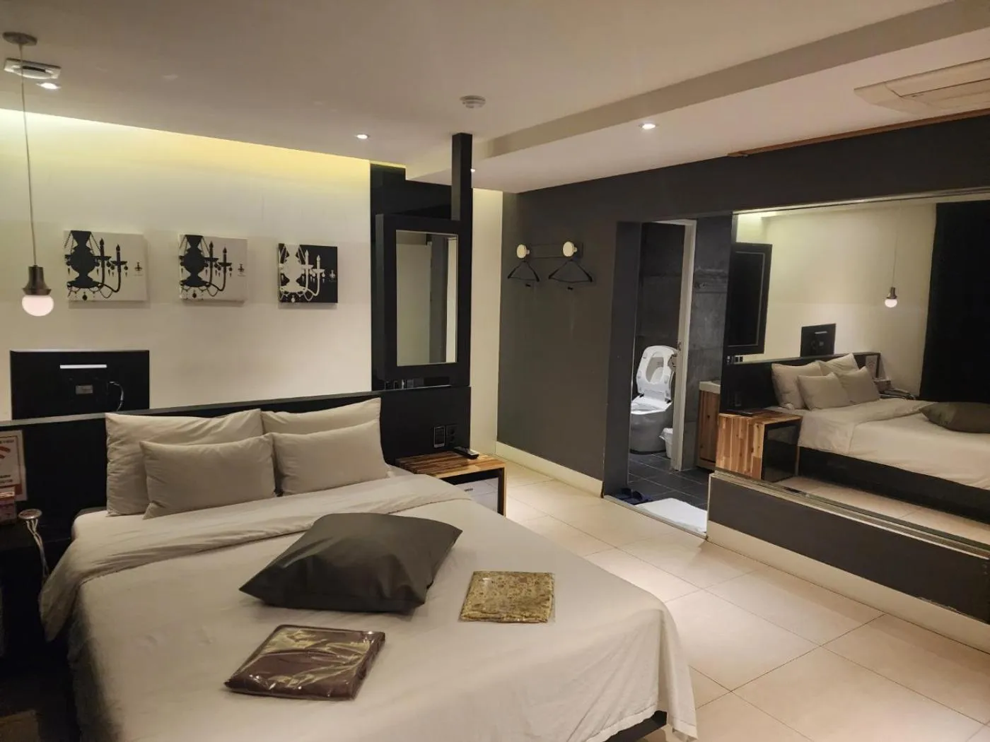 Toilet, Bed in Hotel Yaja Sasang Terminal