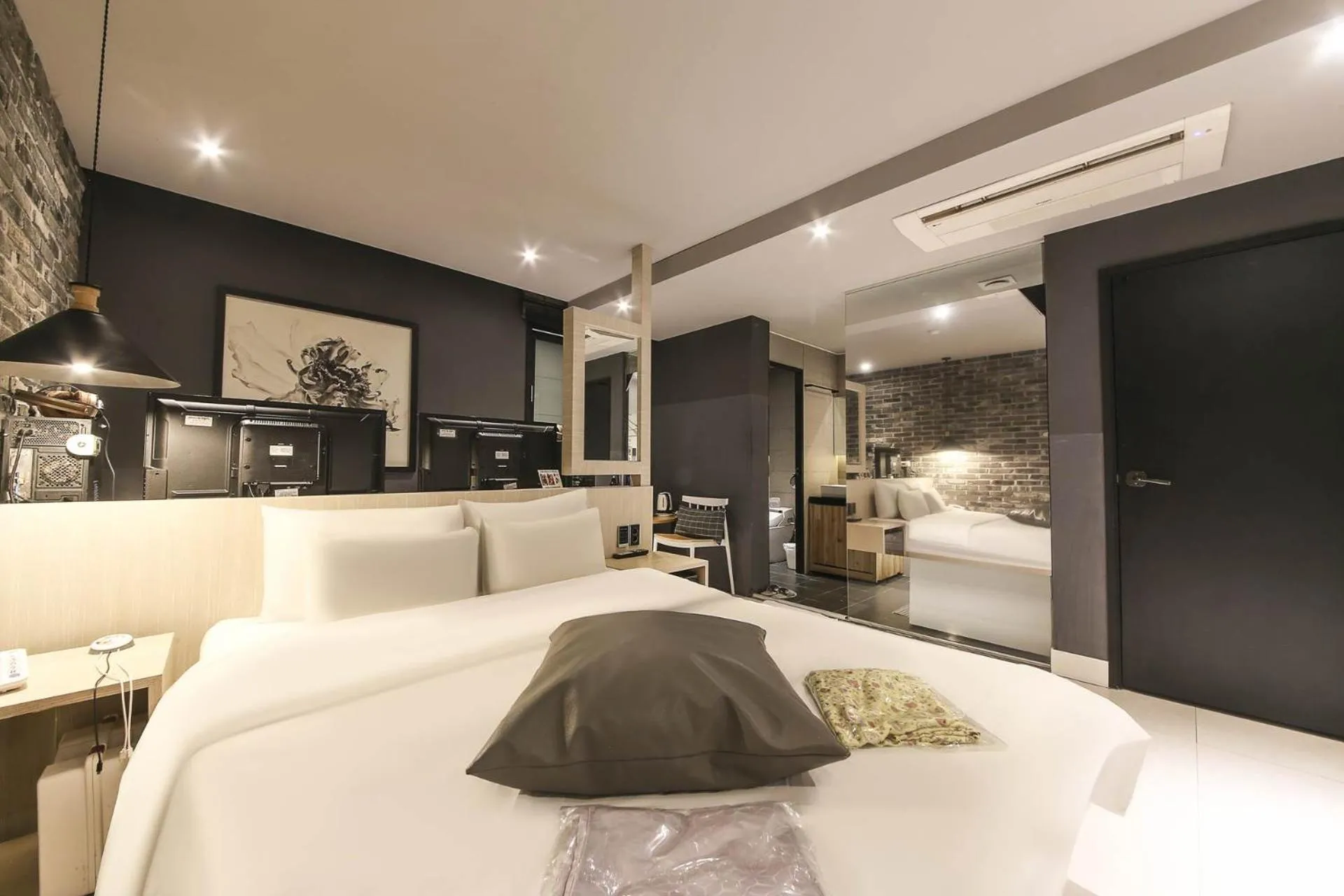 Bedroom, Bed in Hotel Yaja Sasang Terminal