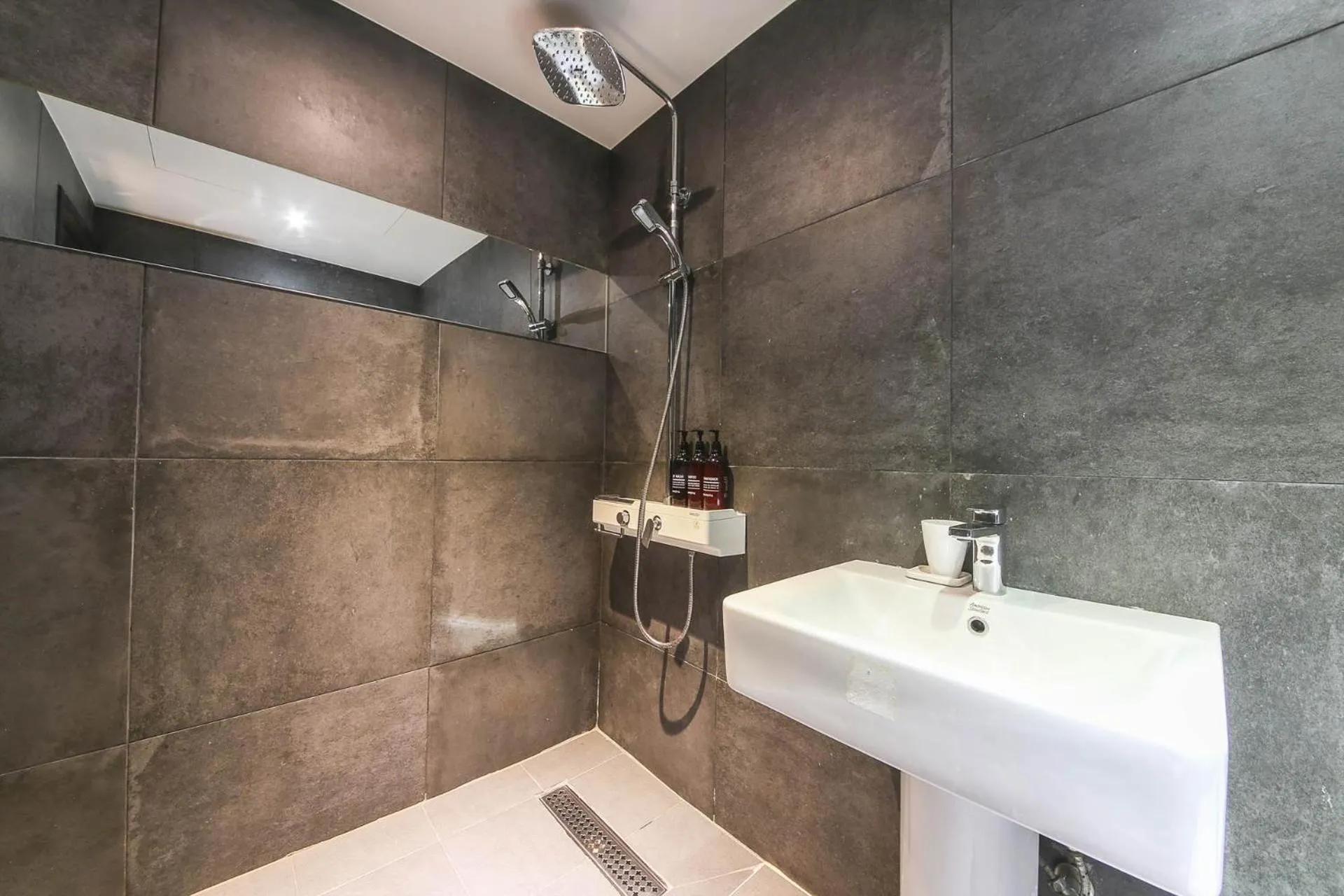 Shower in Hotel Yaja Sasang Terminal