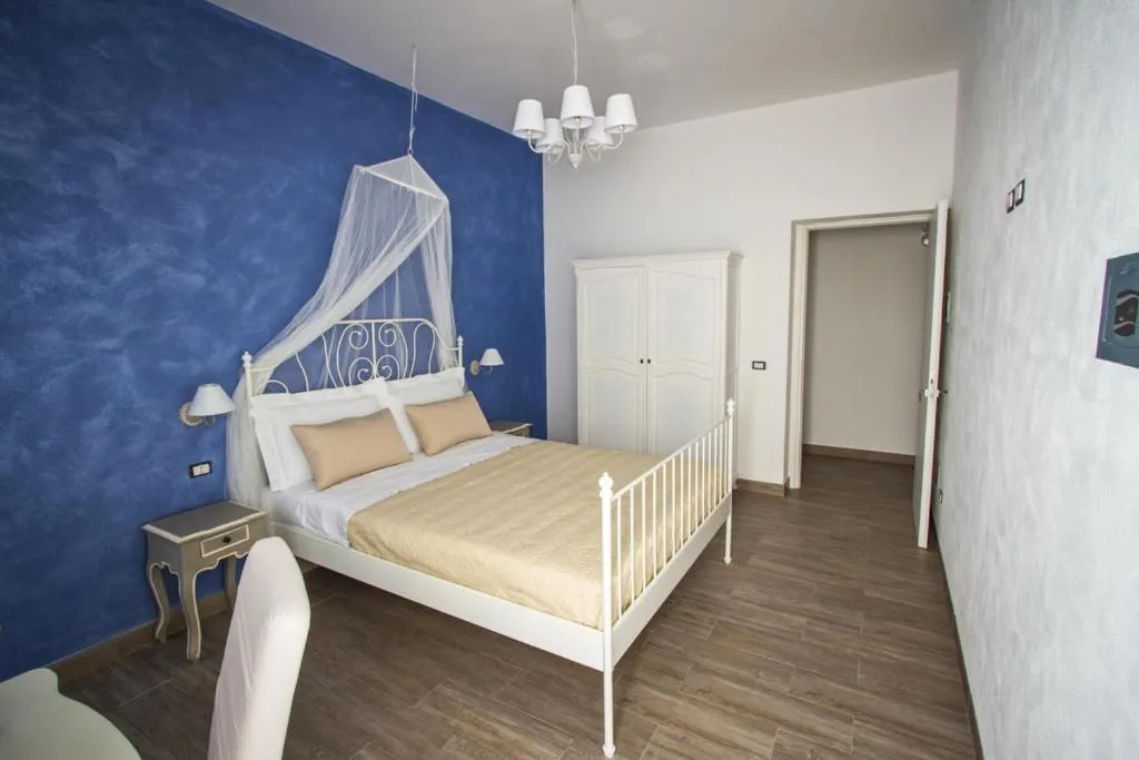 Photo of the whole room, Bed in Venustas