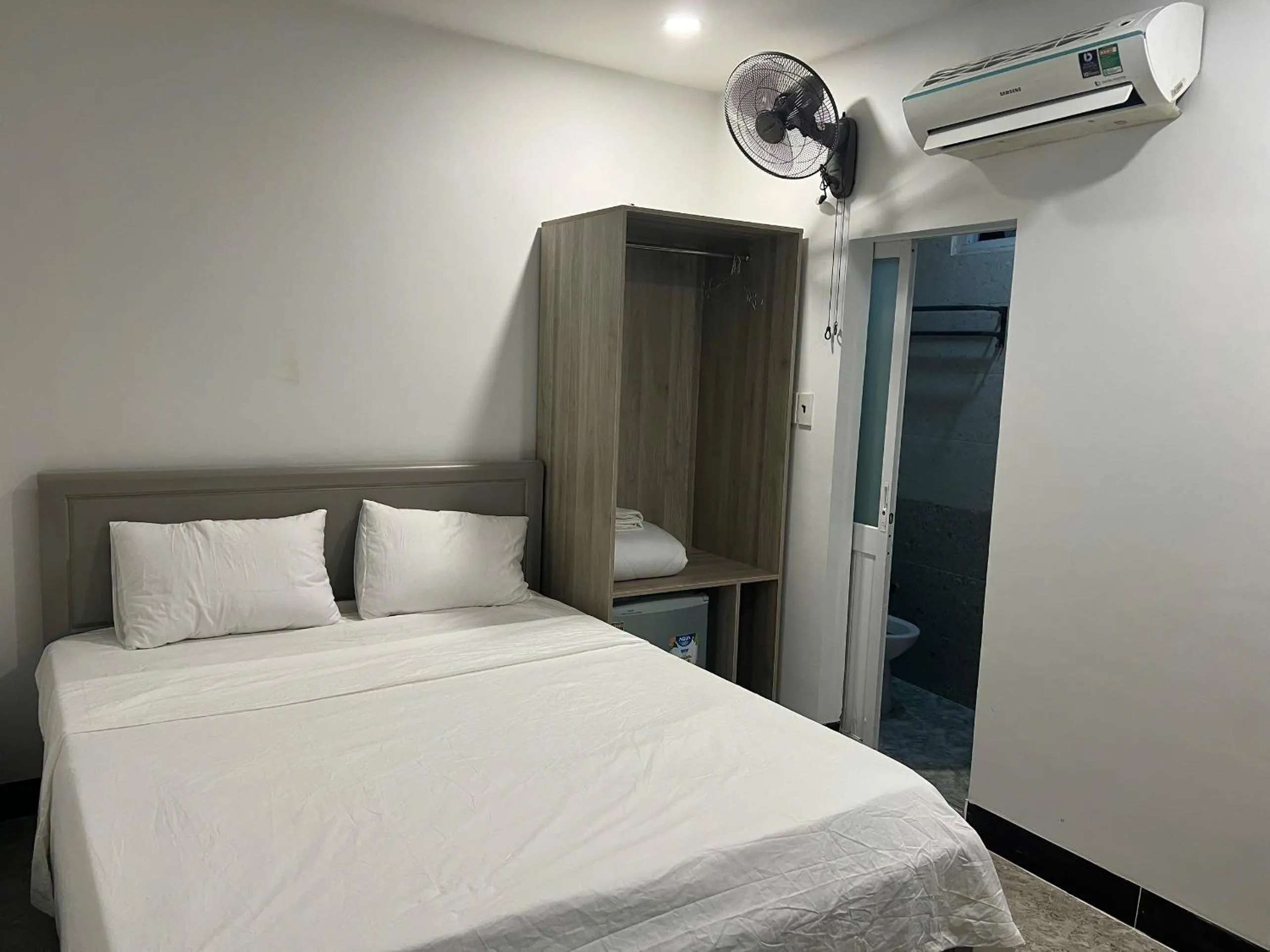 Deluxe Queen Room in Hilary Hotel -Sư Van Hanh Q10