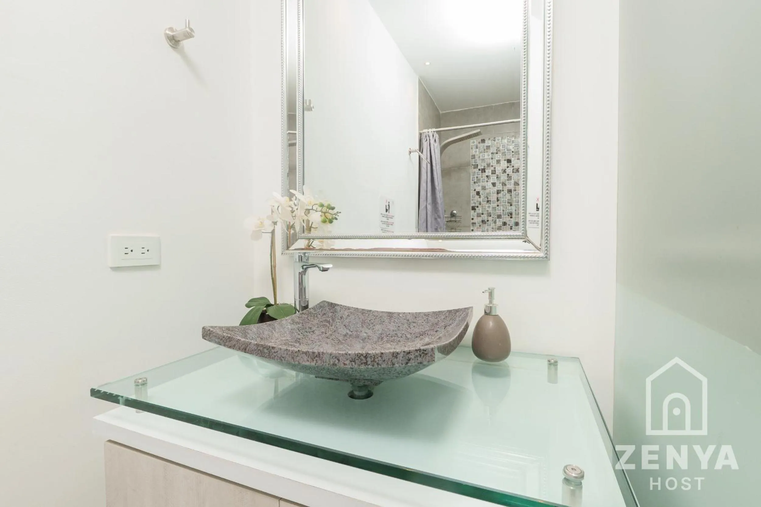 Bathroom in Recovery house by Zenya Host