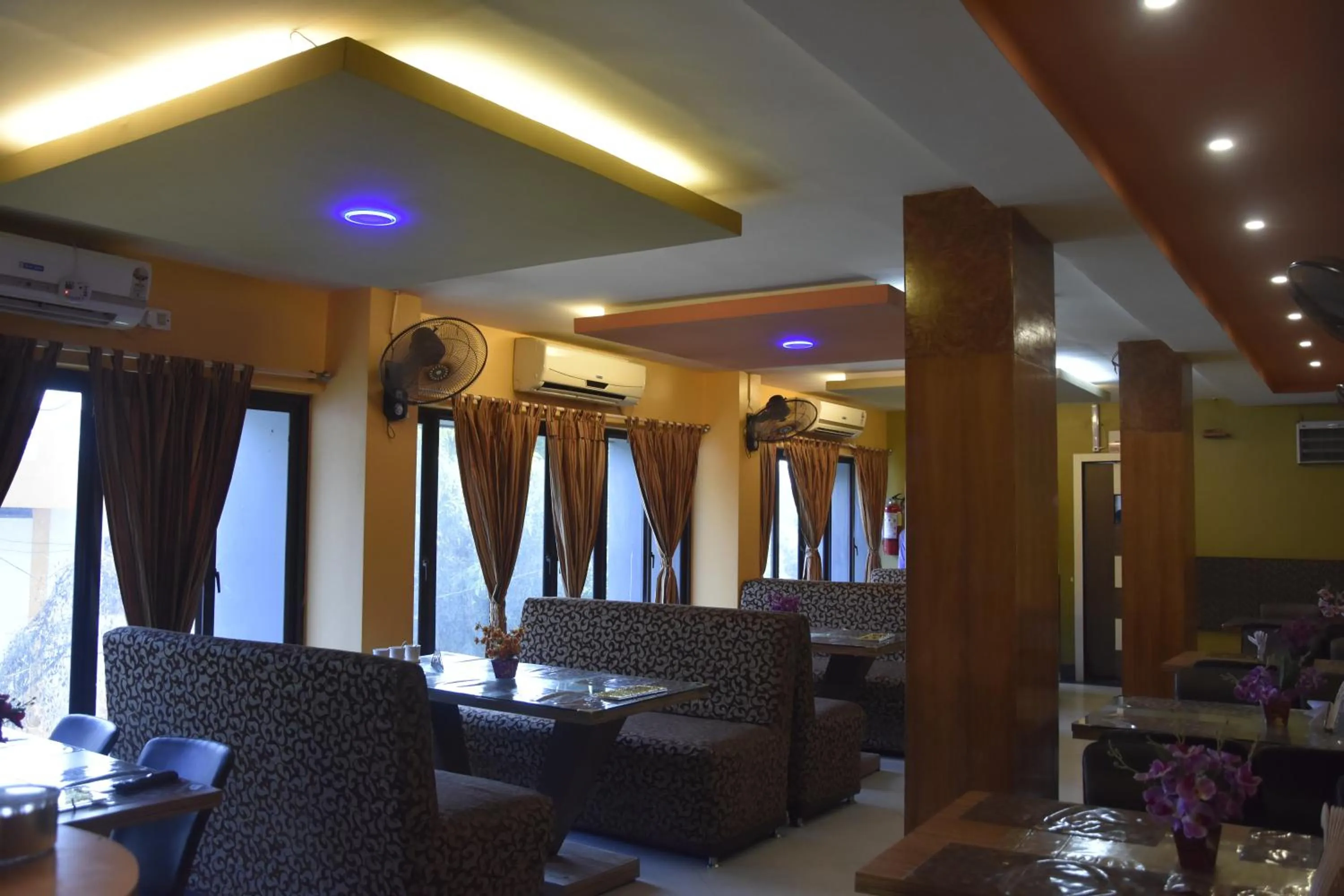 Restaurant/places to eat in Hotel Shreesh