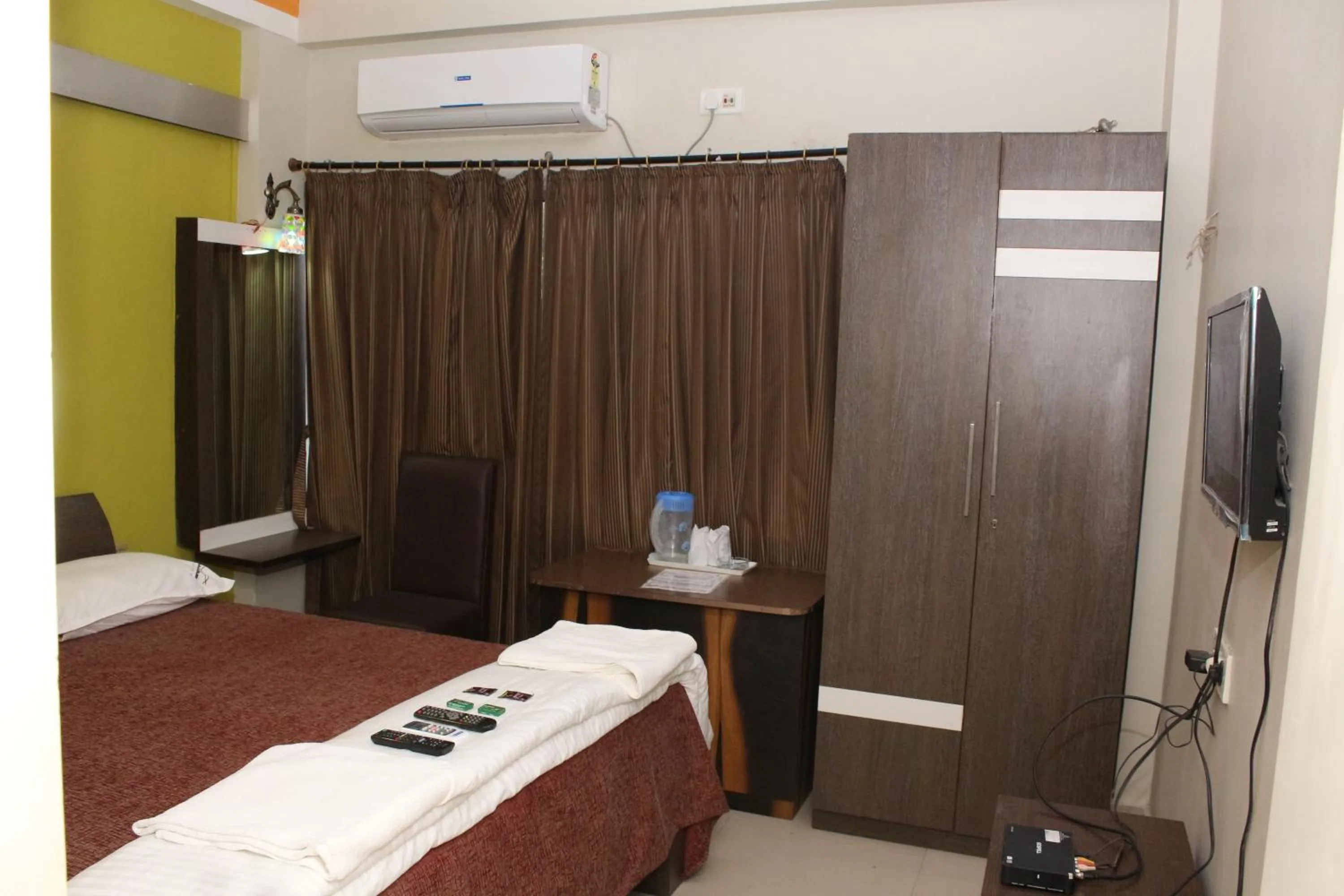 Photo of the whole room in Hotel Shreesh