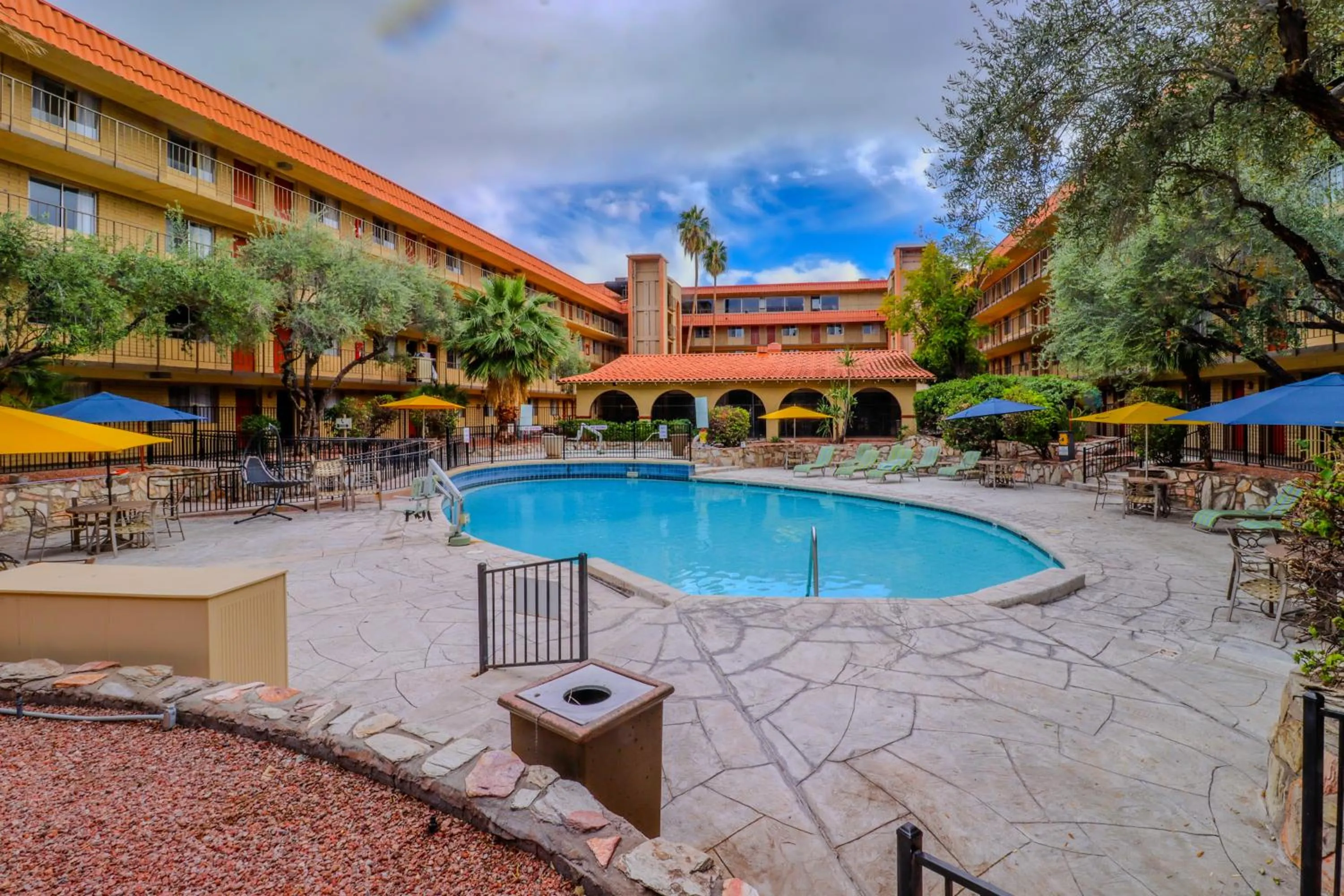 Swimming pool in Studio 6 Phoenix, AZ – Sky Harbor