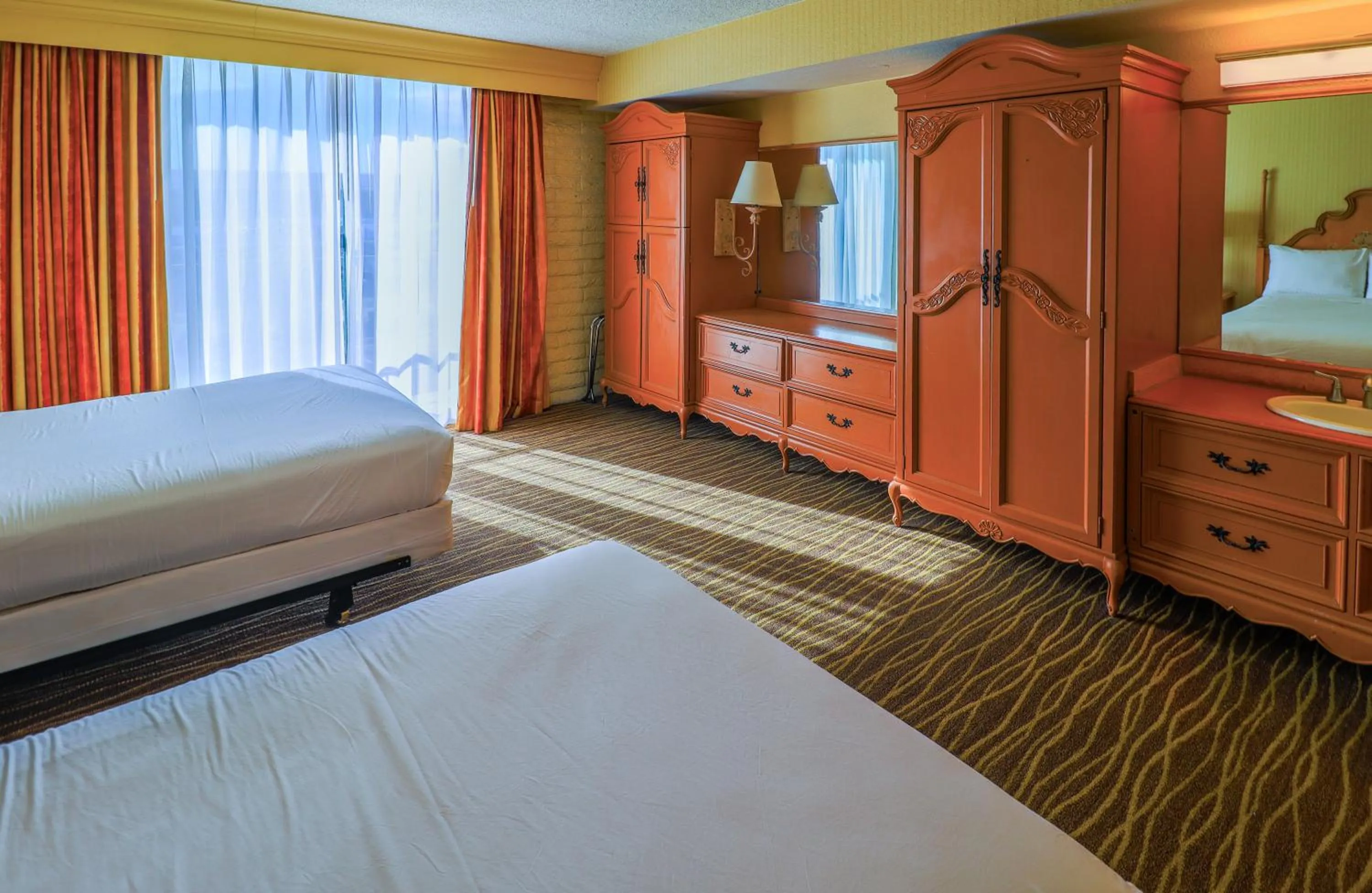 Photo of the whole room, Bed in Studio 6 Phoenix, AZ – Sky Harbor