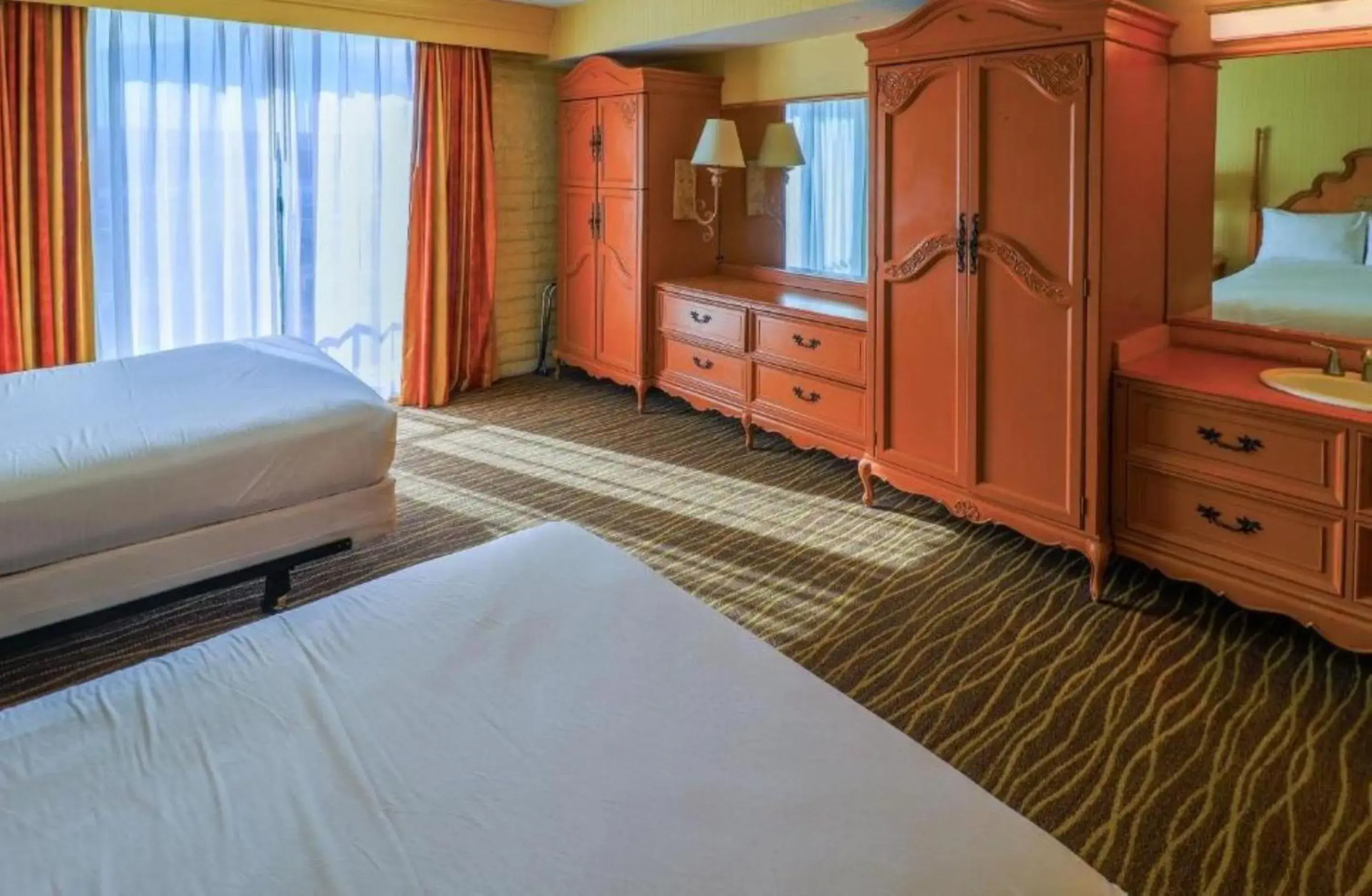 Bedroom, Bed in Studio 6 Phoenix, AZ – Sky Harbor Bedroom, Bed in Studio 6 Phoenix, AZ – Sky Harbor