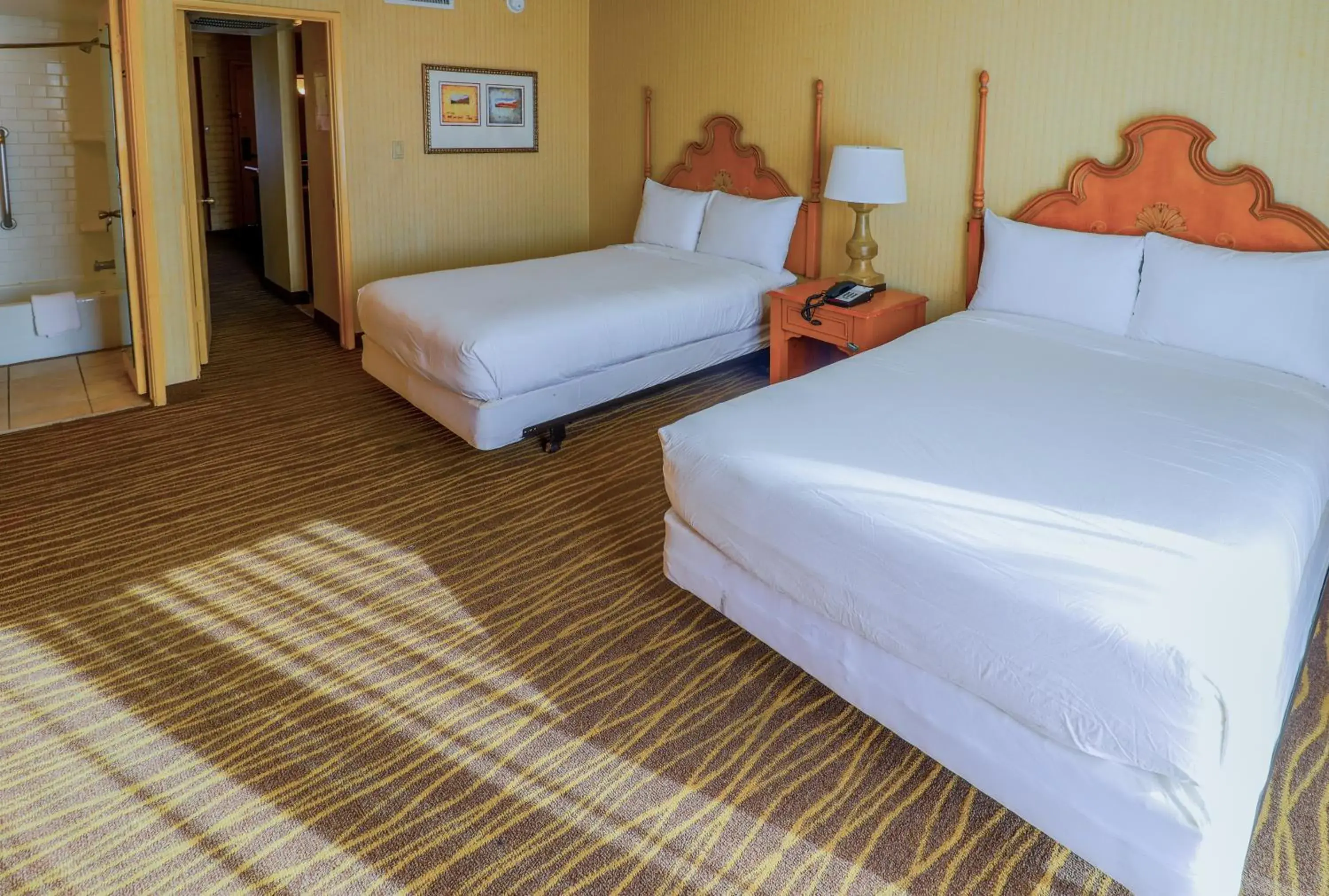 Photo of the whole room, Bed in Studio 6 Phoenix, AZ – Sky Harbor Photo of the whole room, Bed in Studio 6 Phoenix, AZ – Sky Harbor