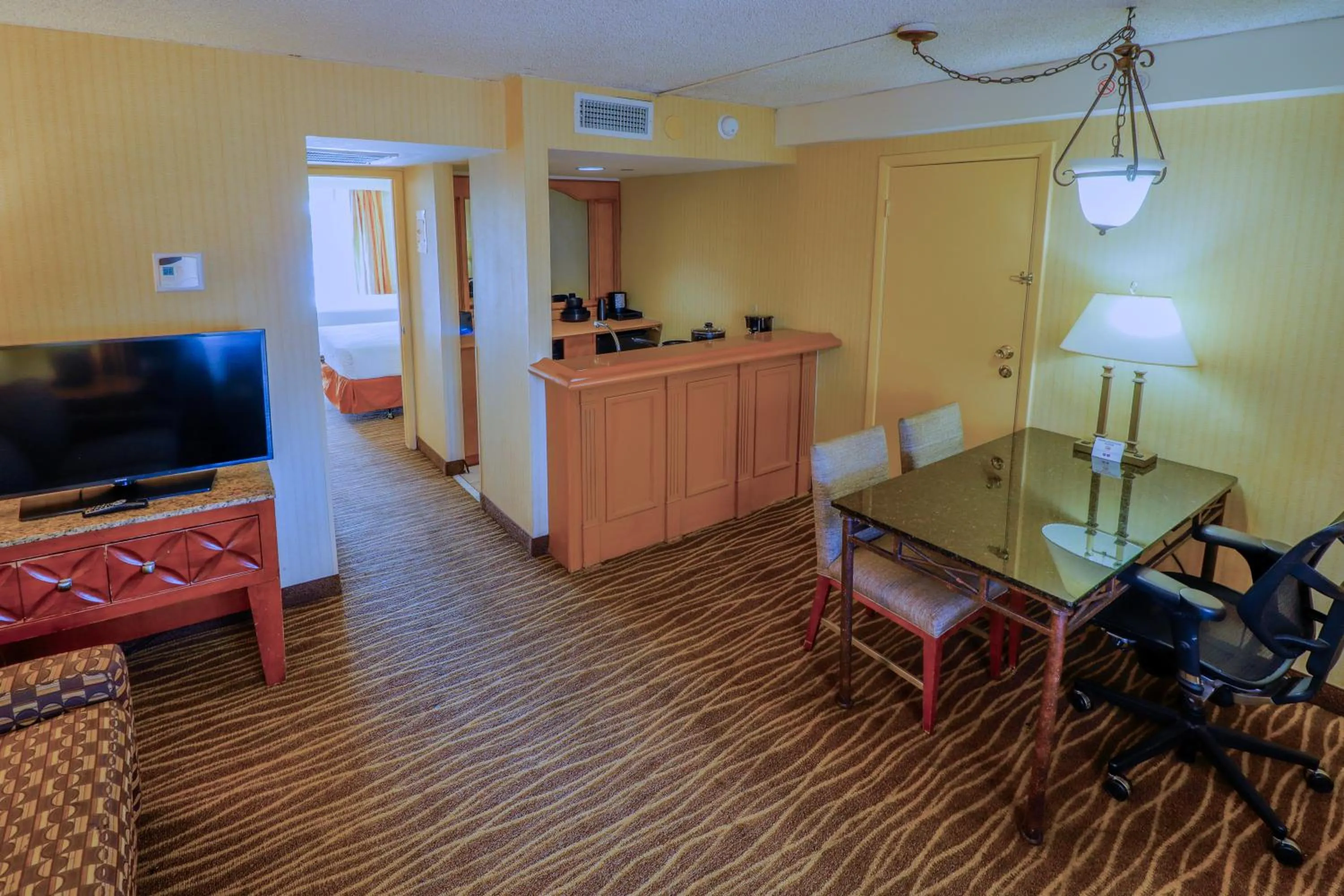 Kitchen or kitchenette in Studio 6 Phoenix, AZ – Sky Harbor