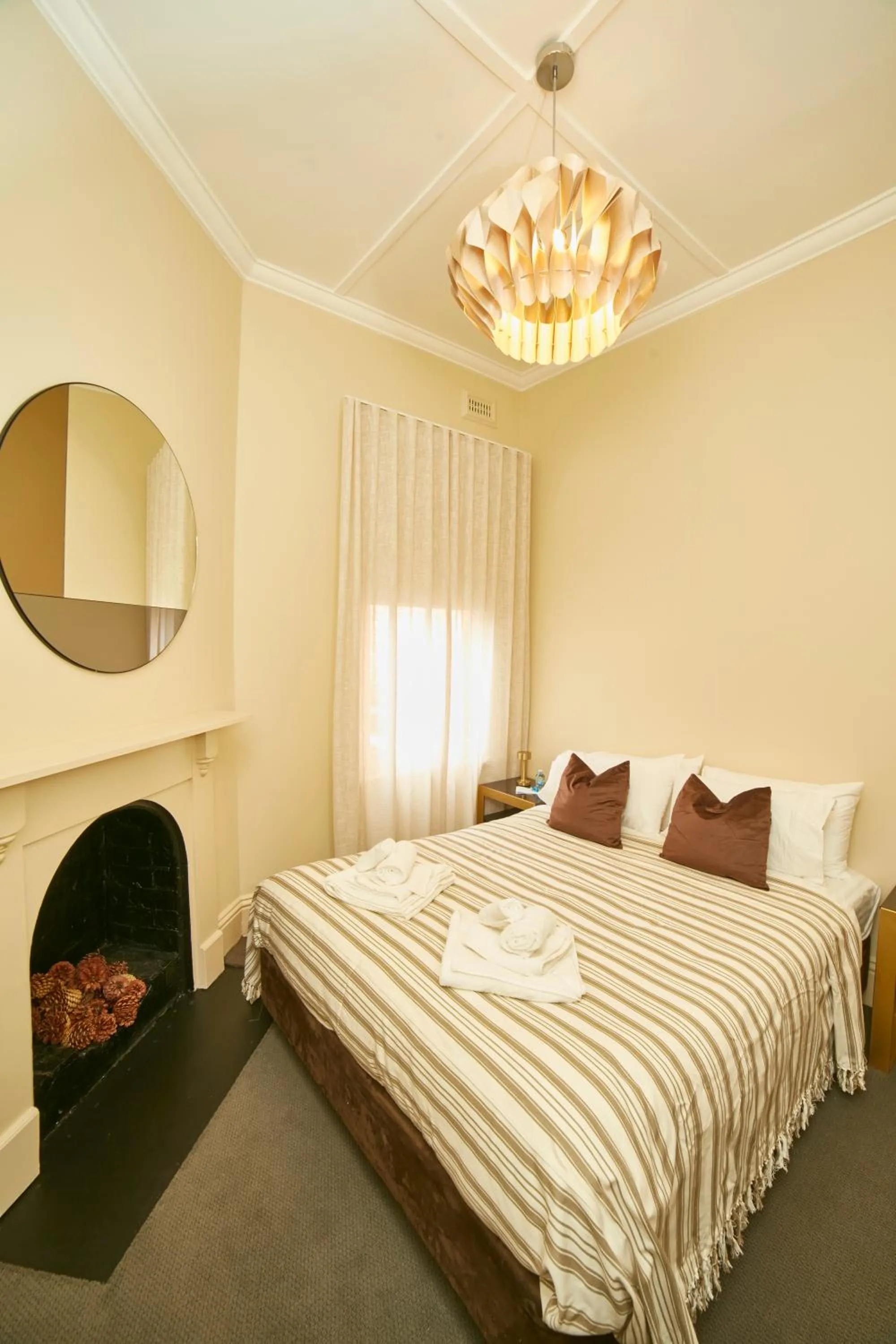 Queen Room - single occupancy in Shamrock Hotel Kyneton
