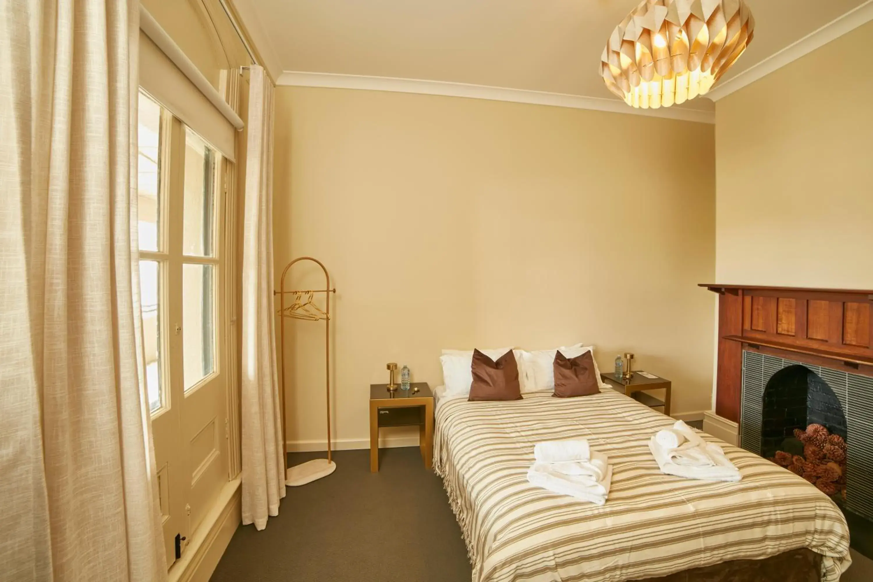 Deluxe Queen Room - single occupancy in Shamrock Hotel Kyneton Deluxe Queen Room - single occupancy in Shamrock Hotel Kyneton