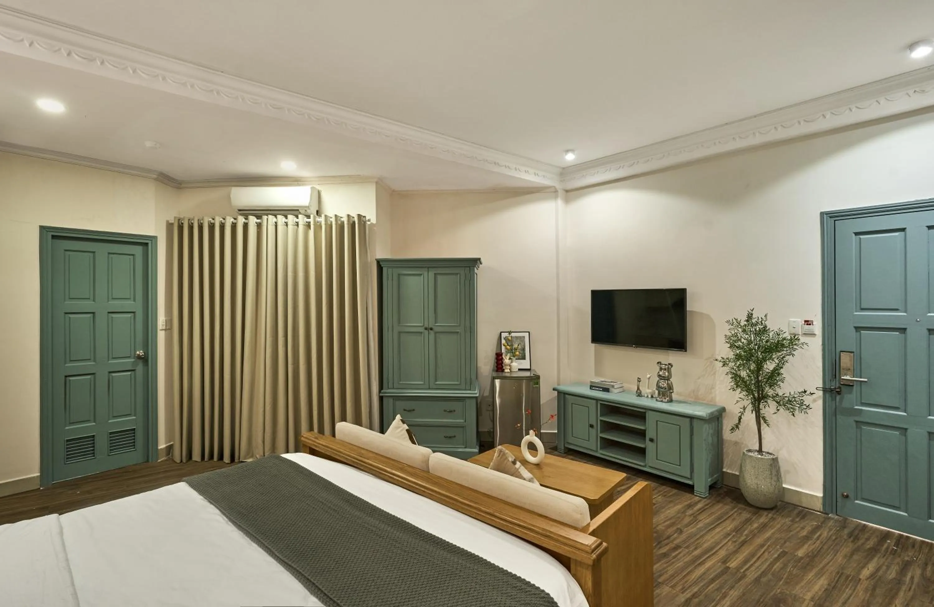 Communal lounge/ TV room in The Passion Lux Airport Hotel Apartment - Free Airport