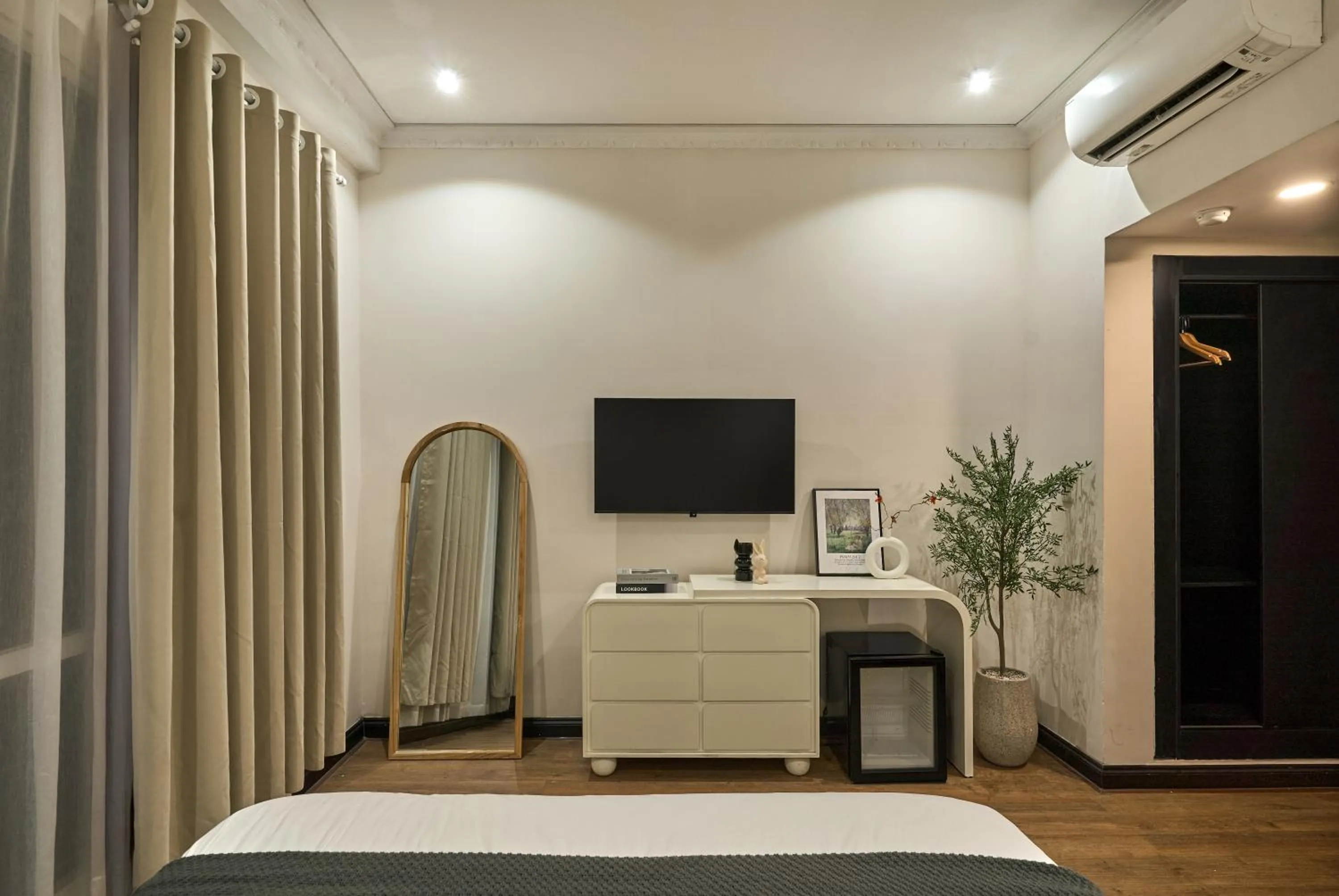 Communal lounge/ TV room, Bed in The Passion Lux Airport Hotel Apartment - Free Airport