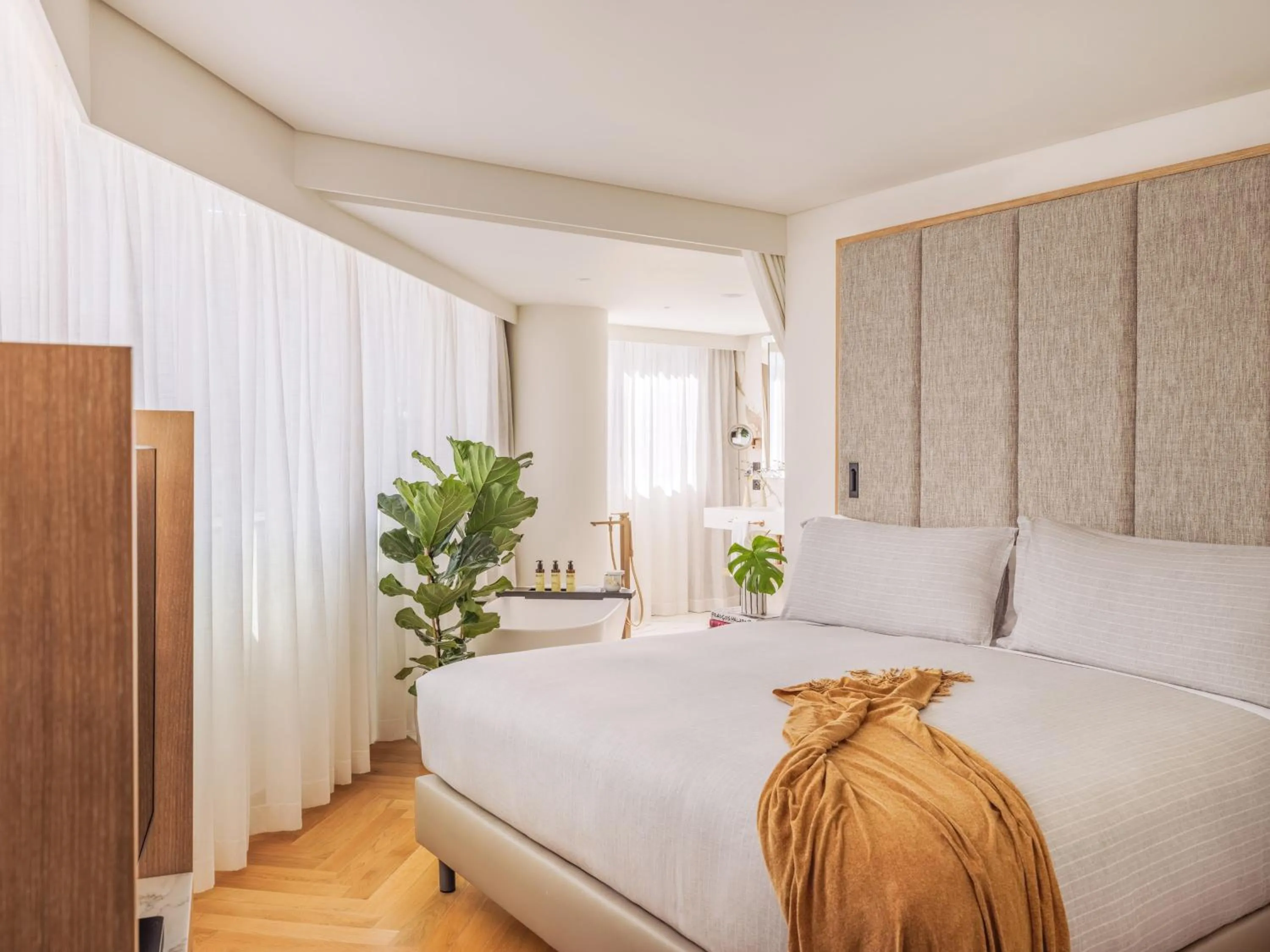 Bed in ME Lisbon by Meliá