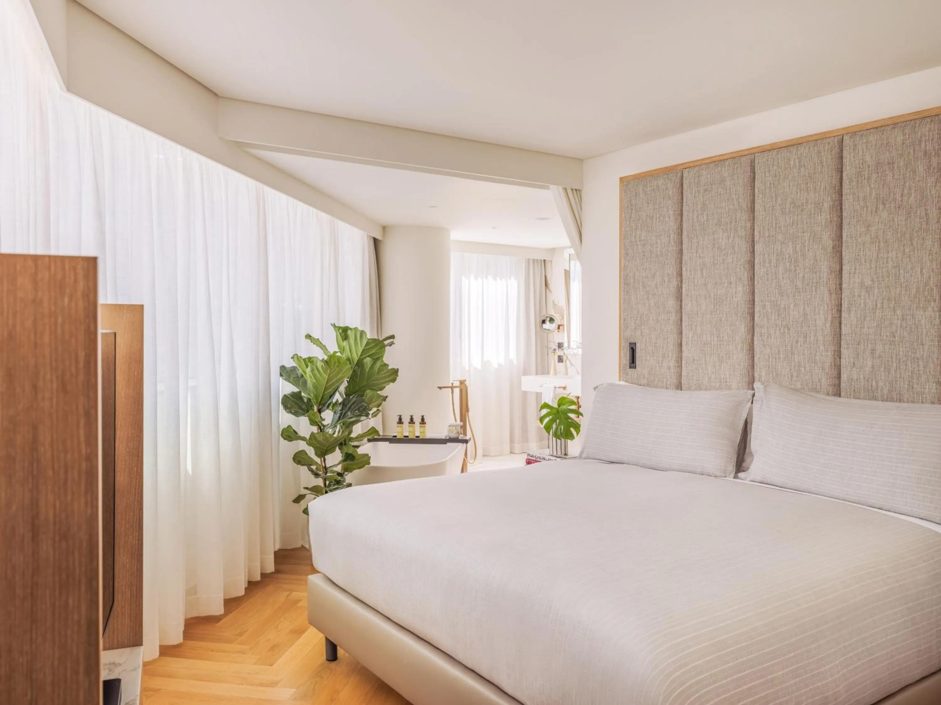 Bed in ME Lisbon by Meliá