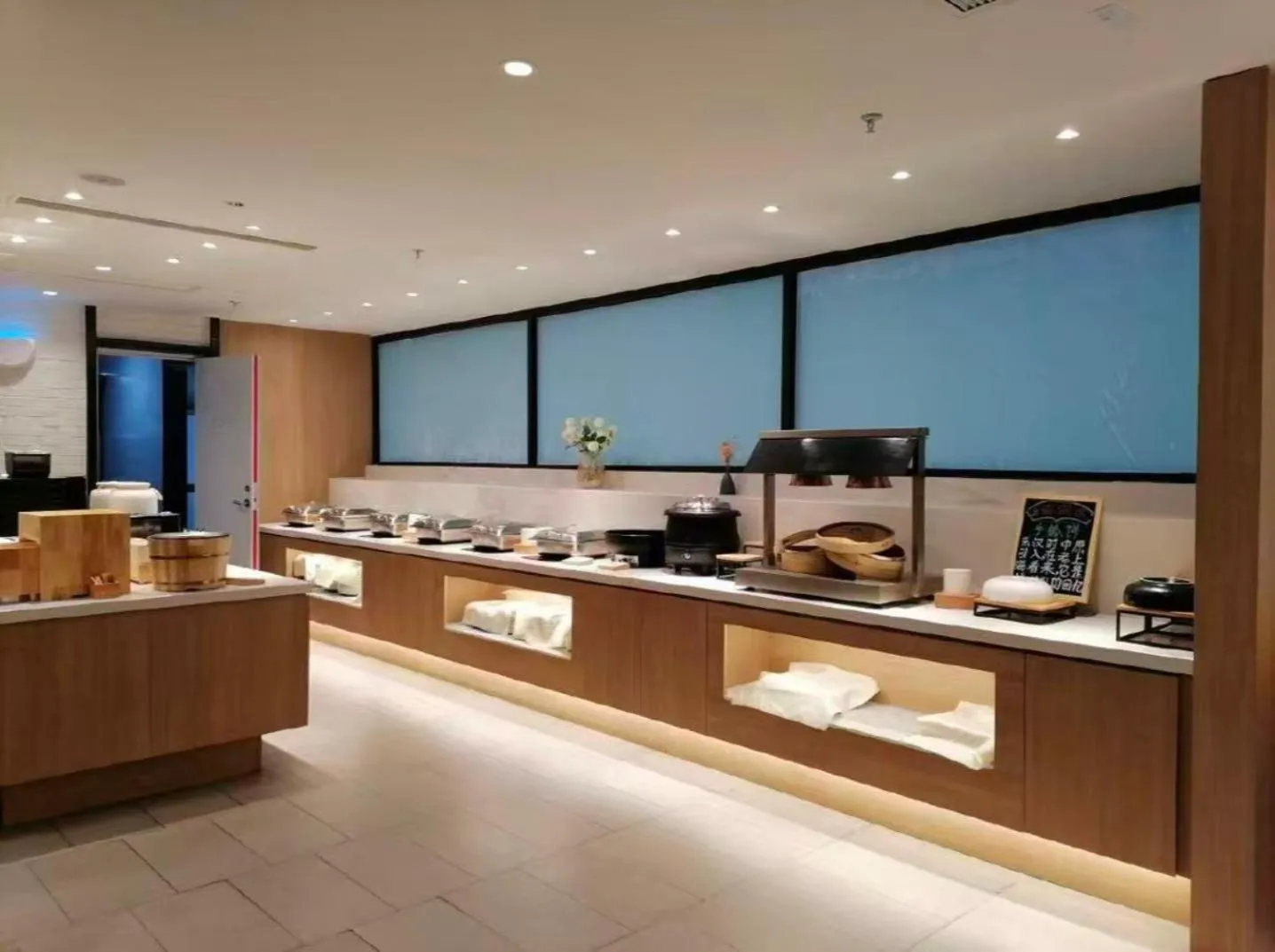 Restaurant/places to eat in Hanting Premium Hotel Shanghai Caolu Finance College