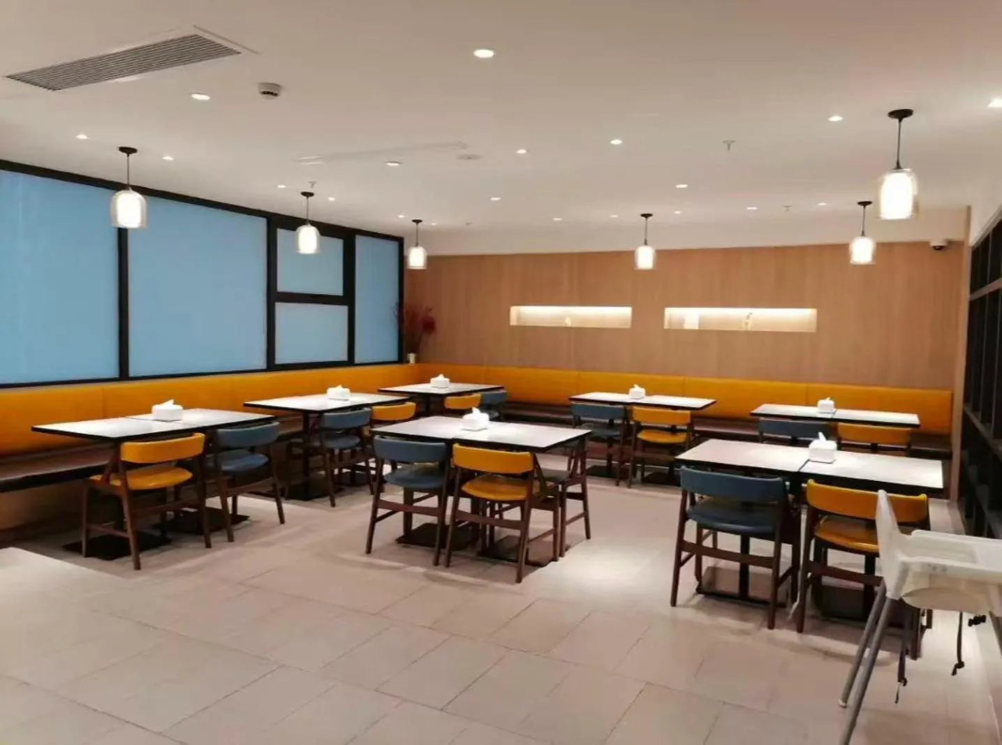 Restaurant/places to eat in Hanting Premium Hotel Shanghai Caolu Finance College