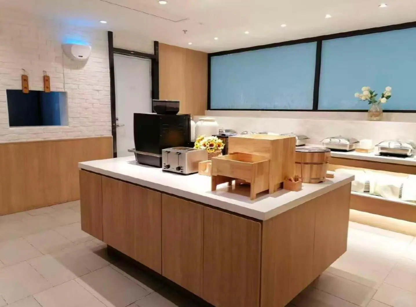Restaurant/places to eat in Hanting Premium Hotel Shanghai Caolu Finance College
