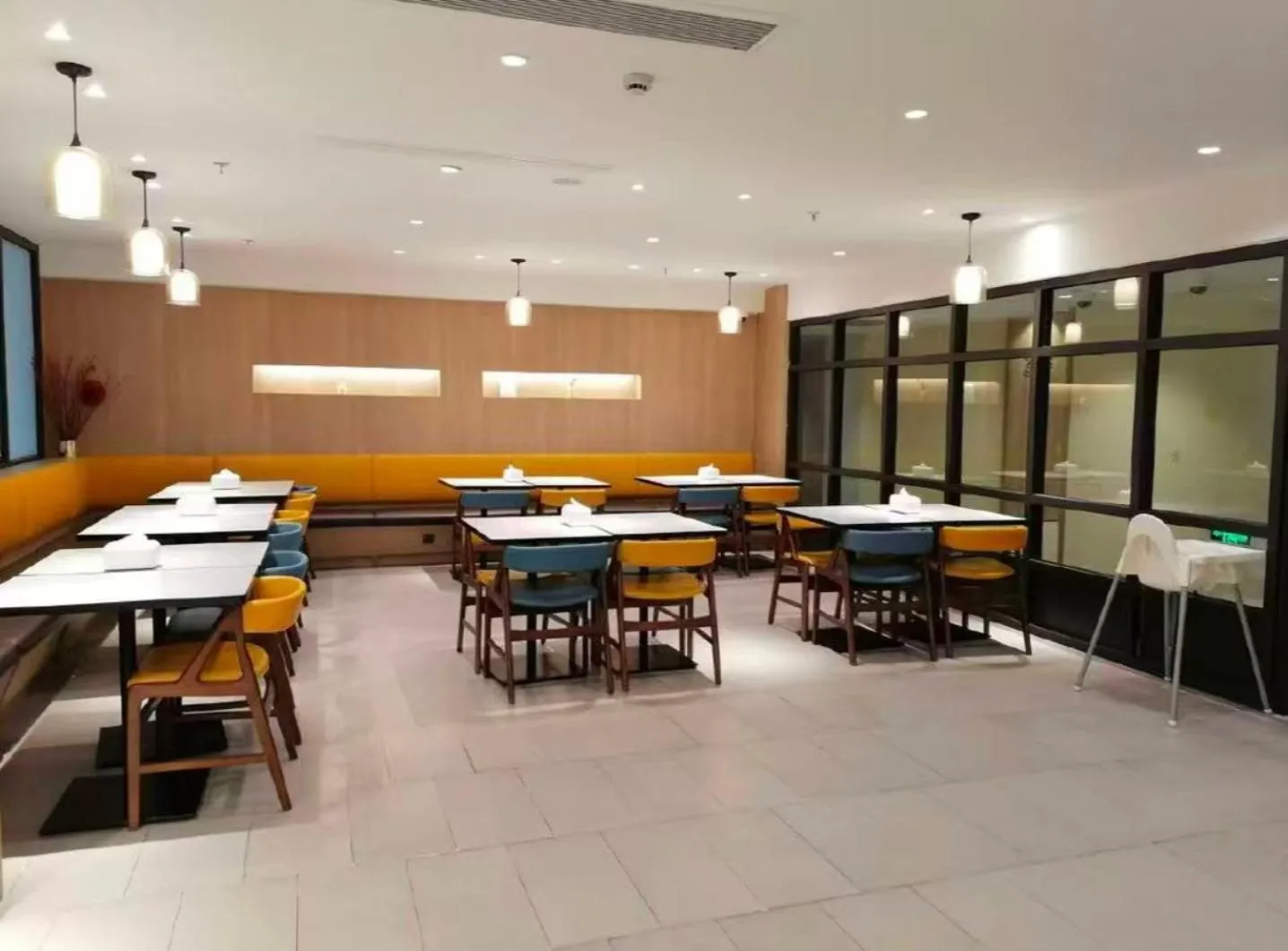 Restaurant/places to eat in Hanting Premium Hotel Shanghai Caolu Finance College