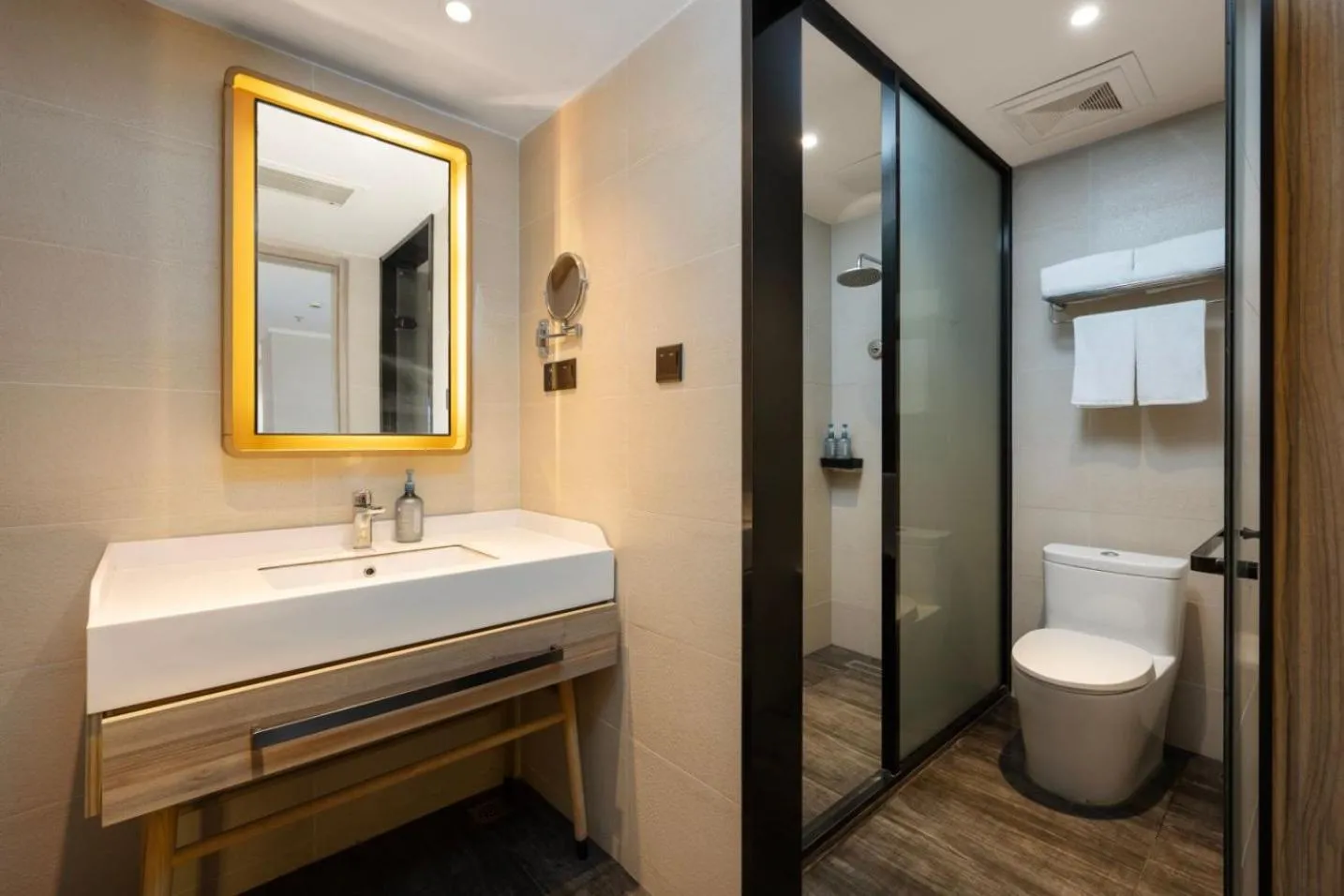 Shower in Hanting Premium Hotel Shanghai Caolu Finance College